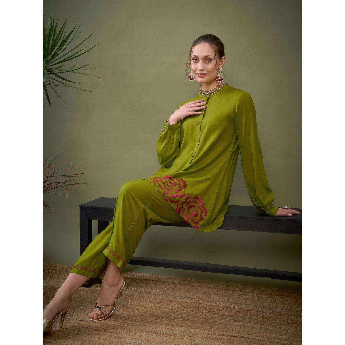 Sassafras X Styli   Embroidered Hem Mandarin Collar Shirt & Pants Co-Ord-women-clothing-coordsets-image-2