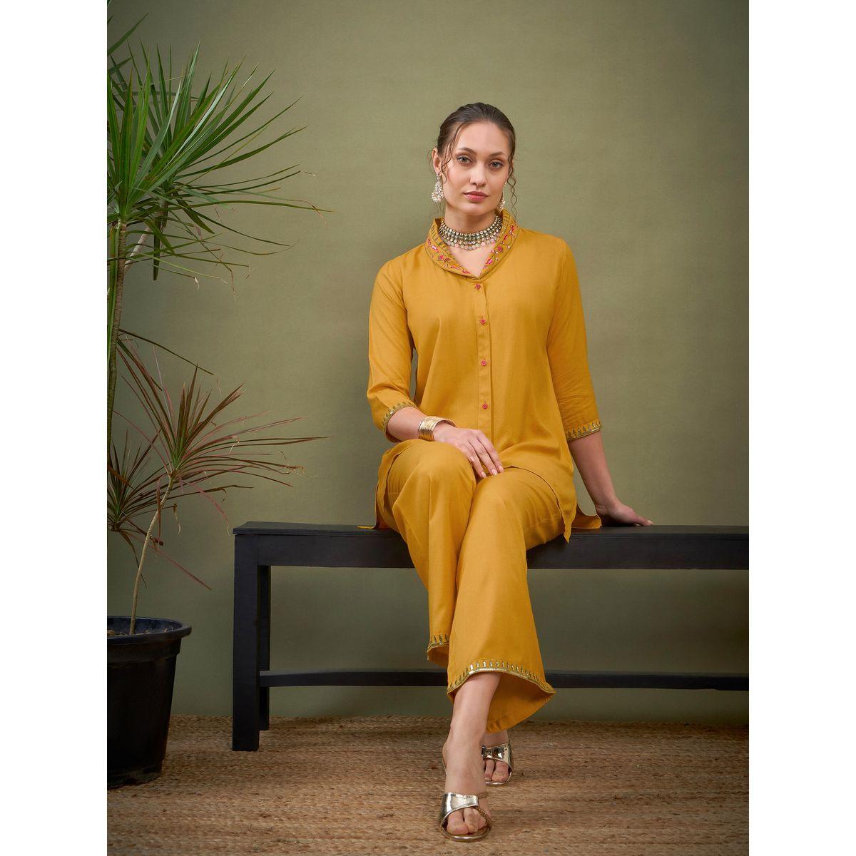 مجموعة من بنطال بالازو مع بلوزة بتفاصيل مُطرّزة ساسافراس × ستايلي-women-clothing-coordsets-image-2