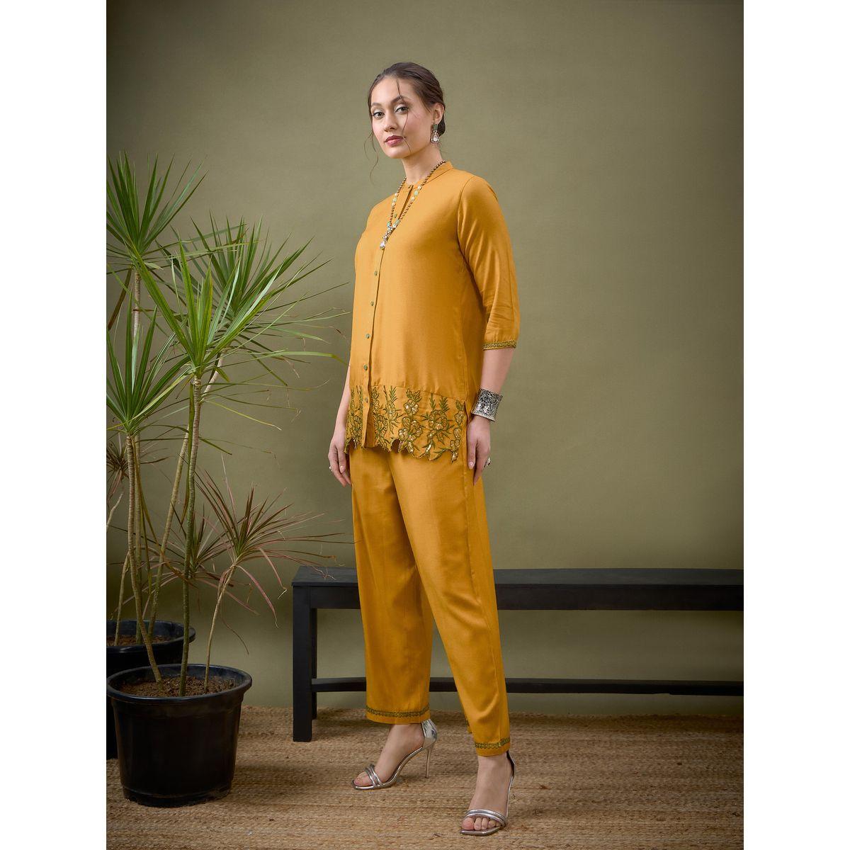 طقم منسق من بنطال مع بلوزة بتفاصيل مُطرّزة ساسافراس × ستايلي-women-clothing-coordsets-image-3