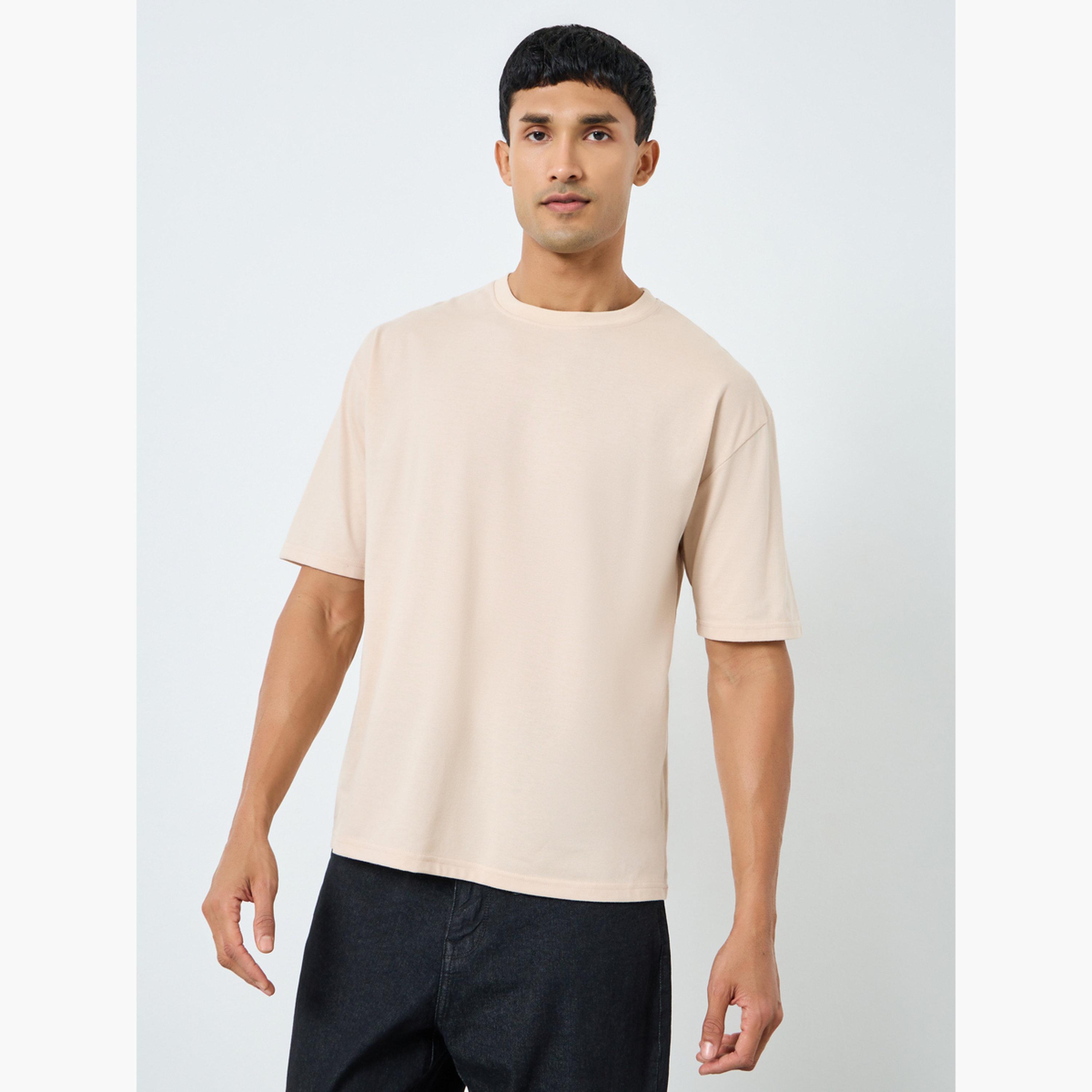 تيشيرت بطبعة جرافيك وبقصة واسعة-men-clothing-tshirtsandpolos-tshirts-image-1