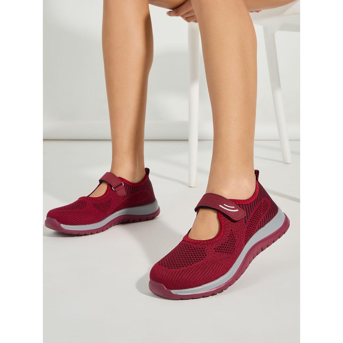 حذاء كاجوال بتفاصيل شبكية وشريط لاصق للغلق-women-shoes-loafersandmoccasins-image-1