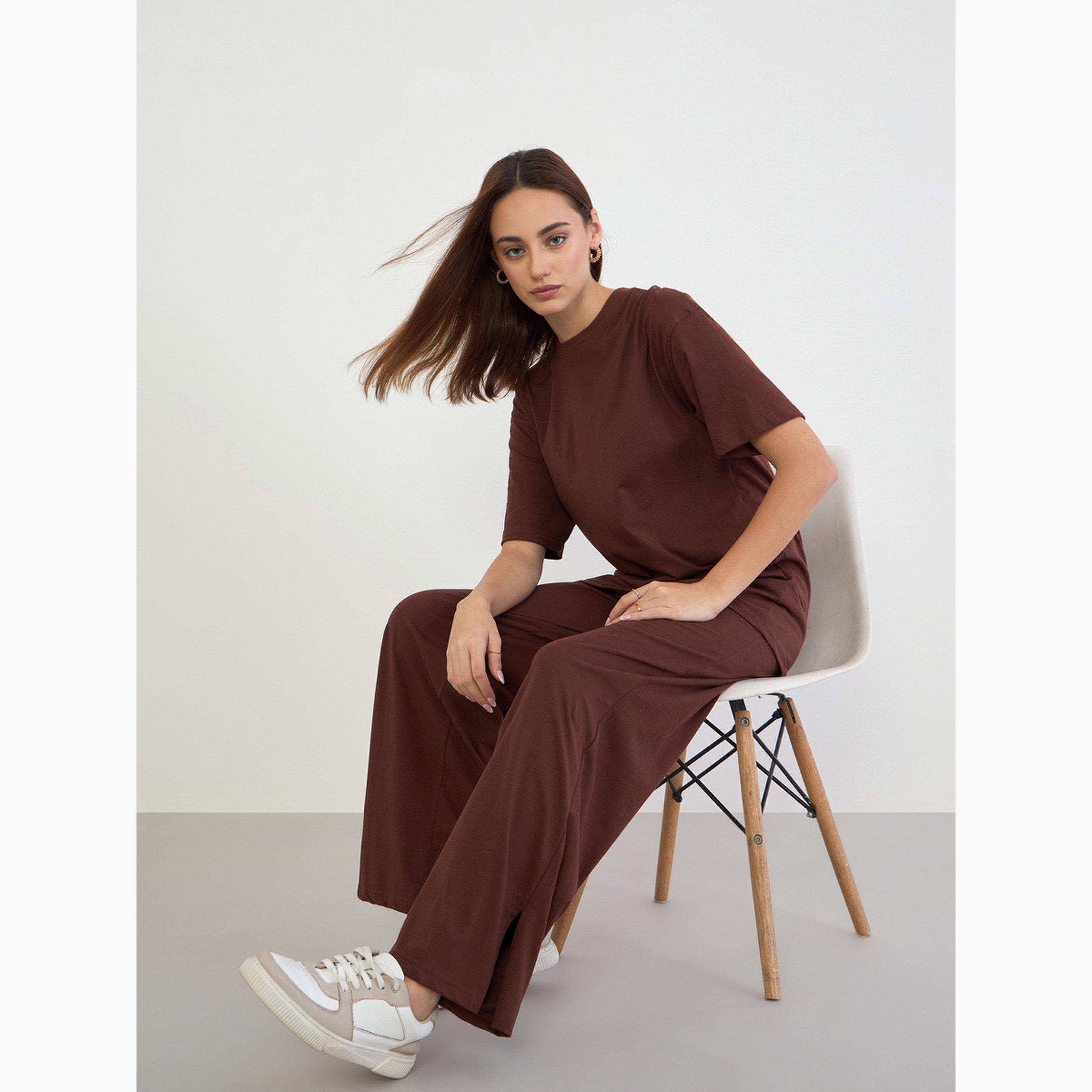 ستايلي - تي شيرت حجم كبير مع بنطال رياضي واسع الساق-women-clothing-coordsets-image-2