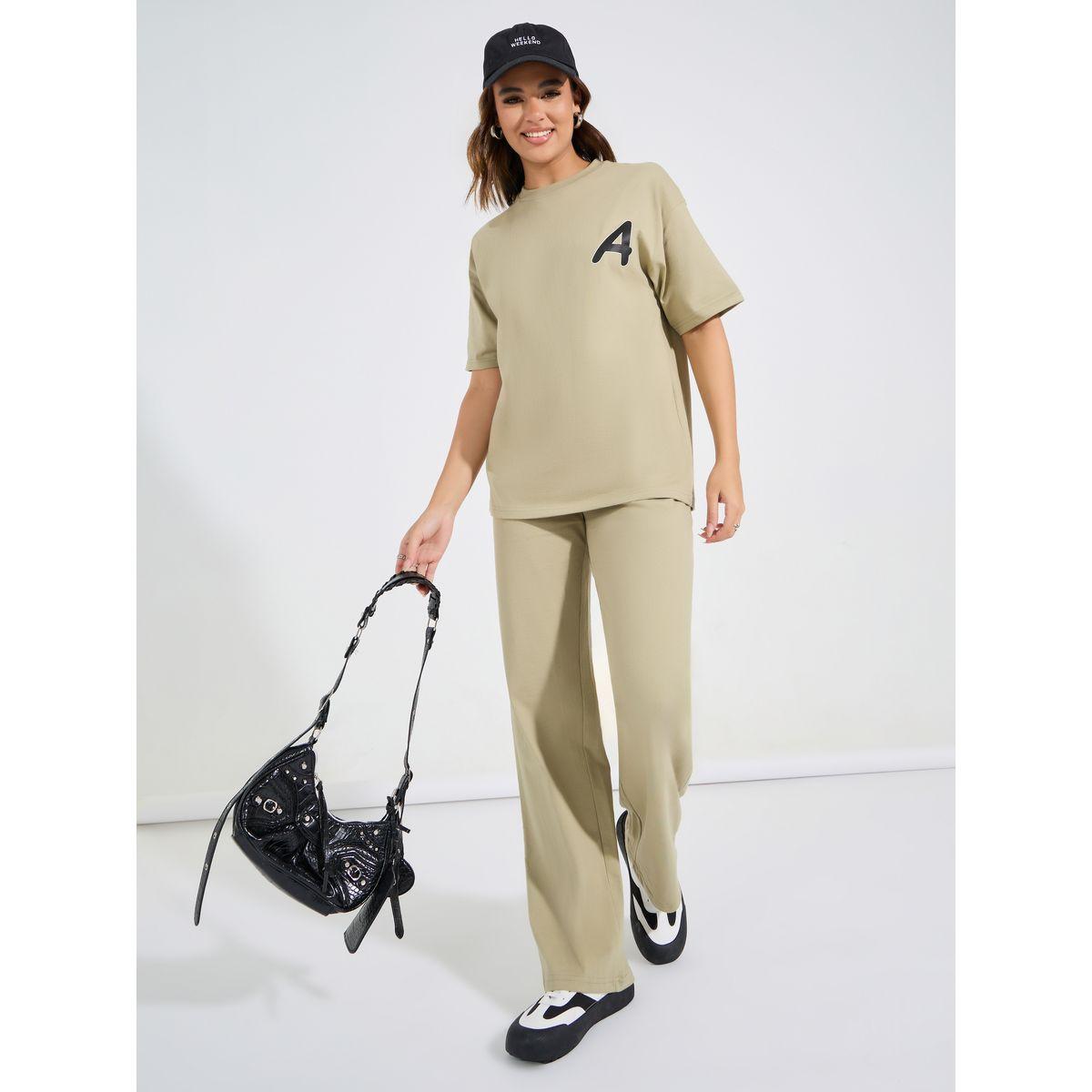 طقم منسق من جوغر مع تيشيرت فضفاض مطبع بحرف-women-clothing-coordsets-image-1