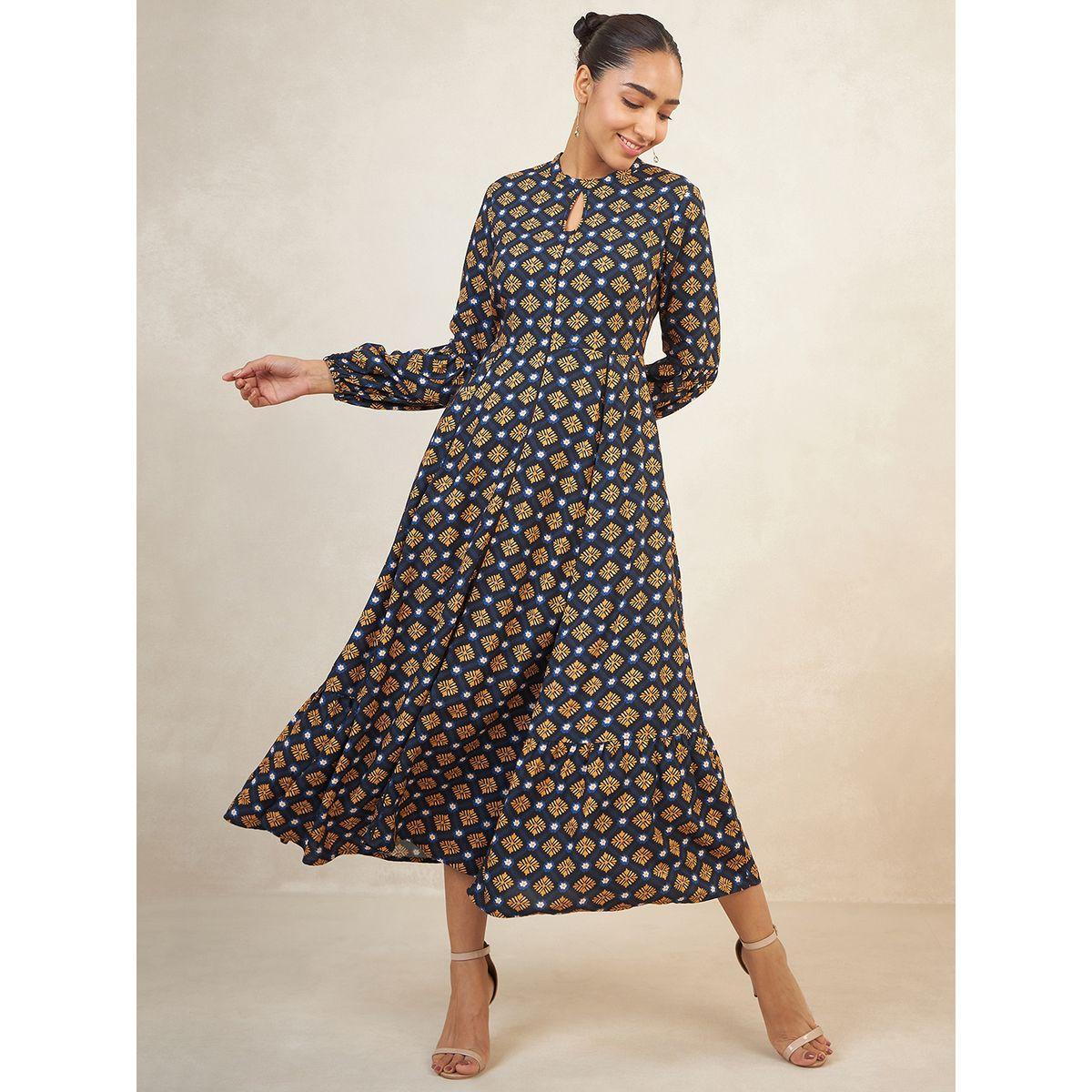 فستان طويل بطبعة هندسية مع ياقة بشق فِميلا × ستايلي-women-clothing-dresses-image-1
