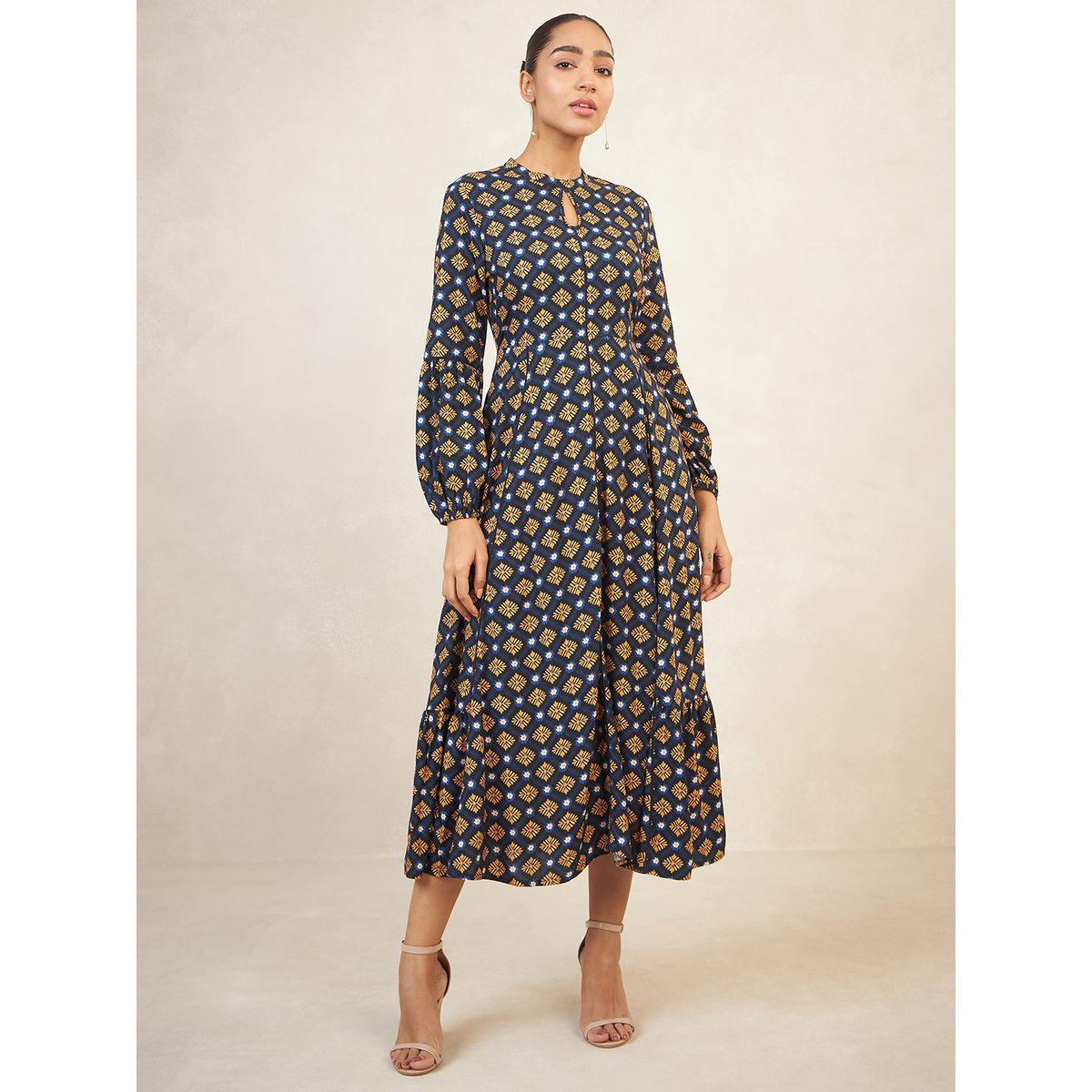 فستان طويل بطبعة هندسية مع ياقة بشق فِميلا × ستايلي-women-clothing-dresses-image-2