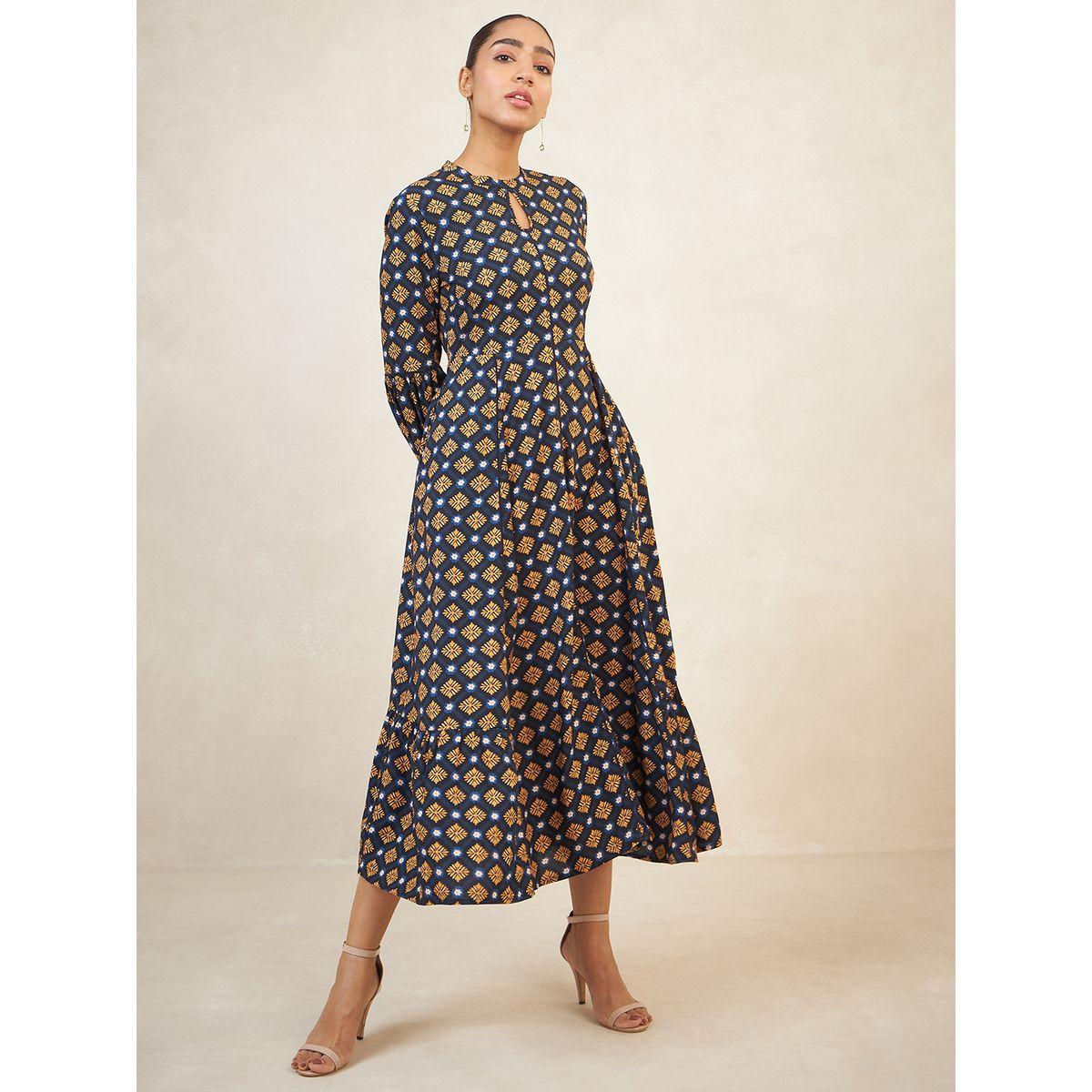 فستان طويل بطبعة هندسية مع ياقة بشق فِميلا × ستايلي-women-clothing-dresses-image-3