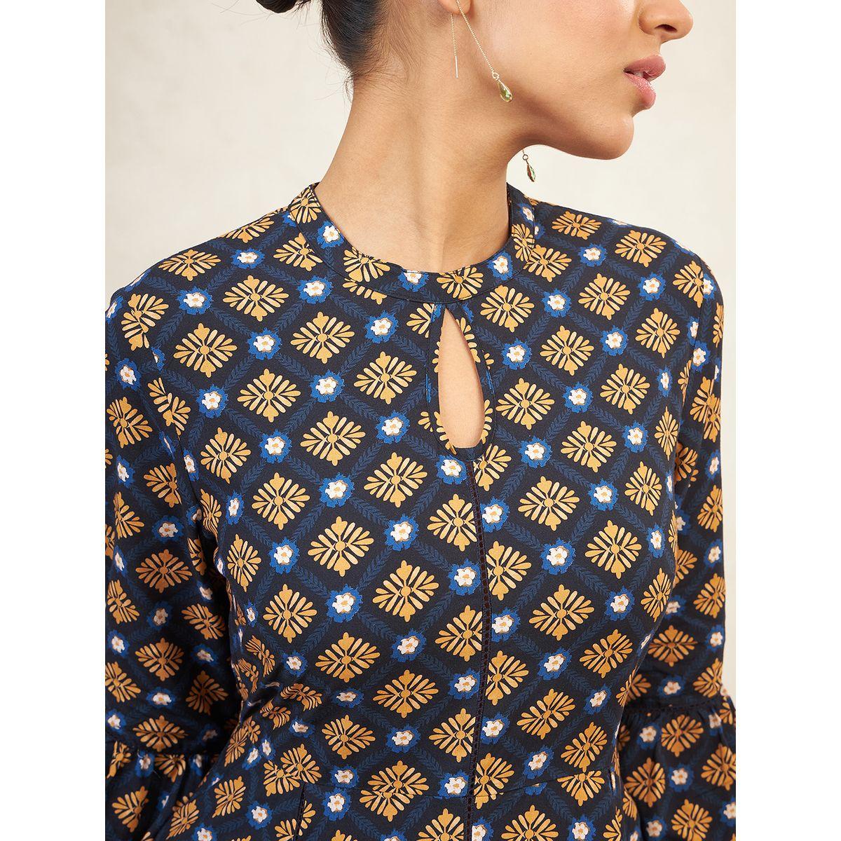 فستان طويل بطبعة هندسية مع ياقة بشق فِميلا × ستايلي-women-clothing-dresses-image-5