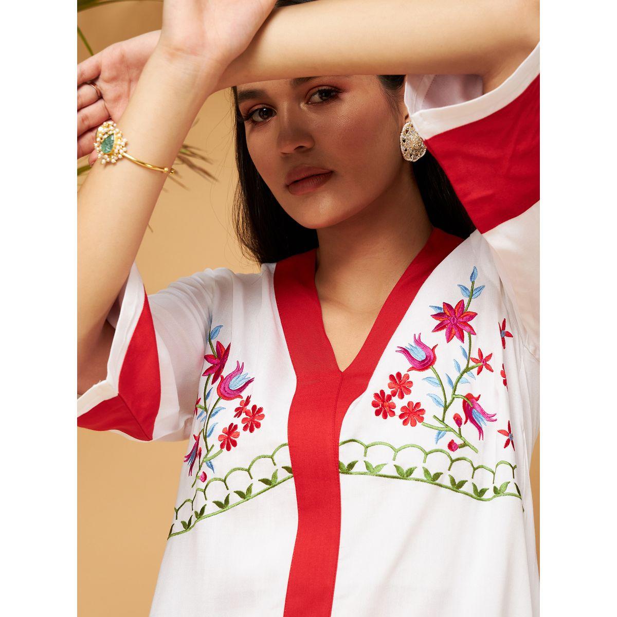Sassafras X Styli   Floral Embroidered Contrast Hem Top & Straight Leg Pants Co-Ord-women-clothing-coordsets-image-4