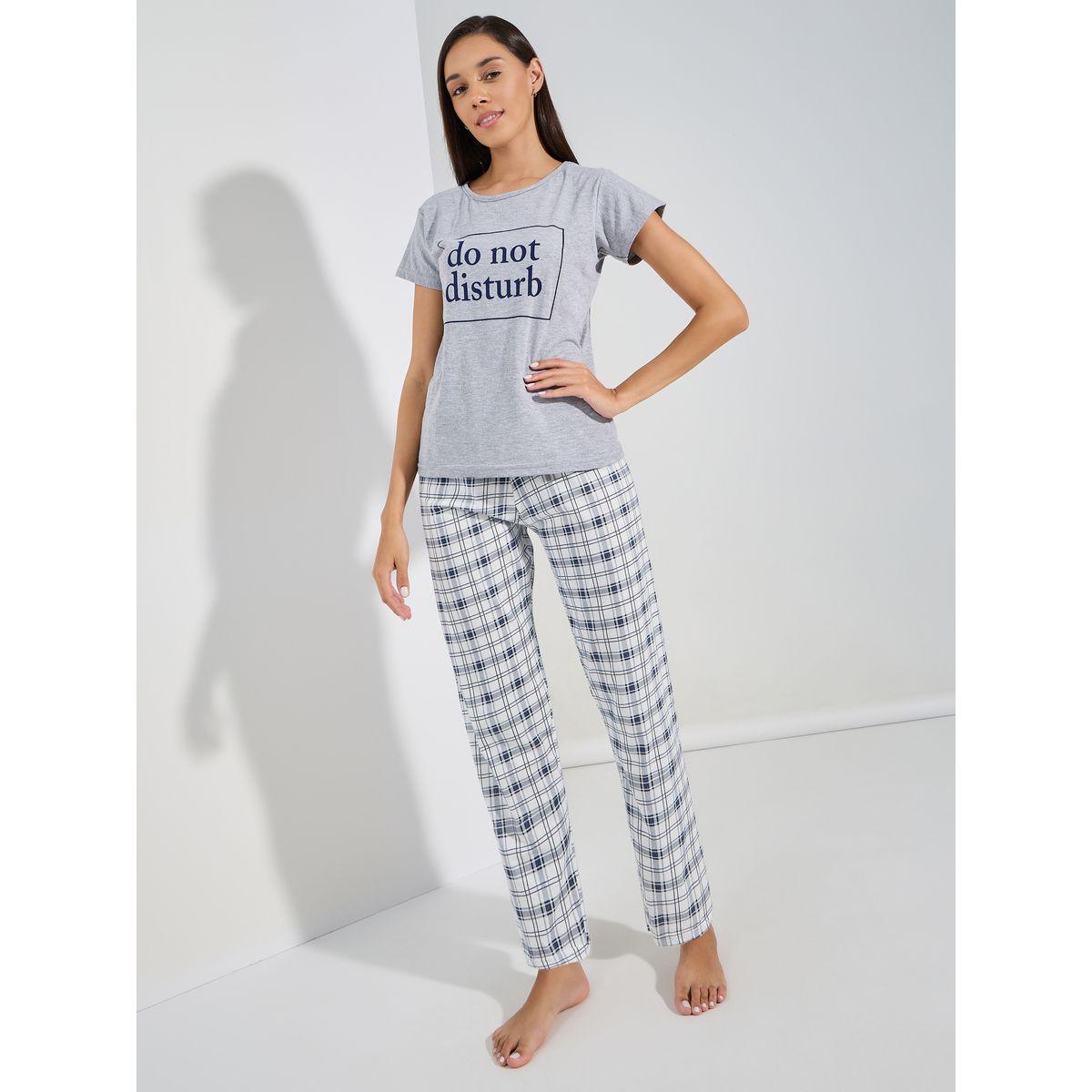 طقم من بنطال بيجاما كاروهات مع تيشيرت بطبعة كتابة-women-clothing-nightwear-pyjamas-longsets-image-2