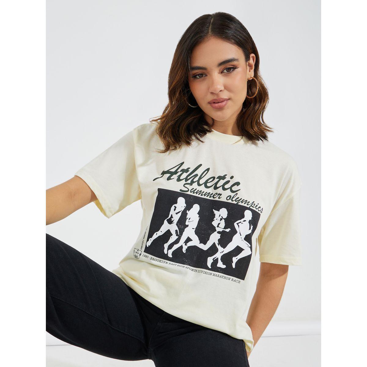 تيشيرت فضفاض بطبعة جرافيك مع أكتاف منخفضة-women-clothing-tshirts-image-1