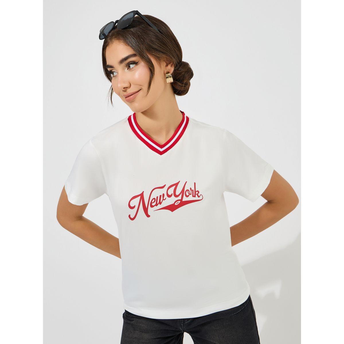 تيشيرت مطبع بكتابة مع ياقة بتداخل خطوط-women-clothing-tshirts-image-1