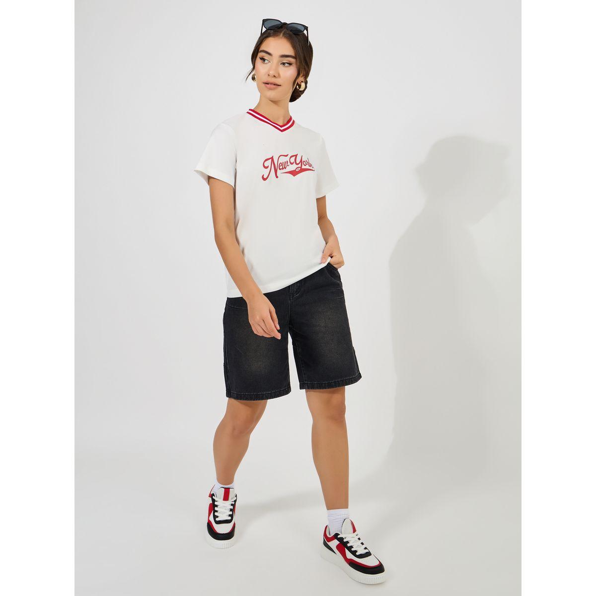 تيشيرت مطبع بكتابة مع ياقة بتداخل خطوط-women-clothing-tshirts-image-4