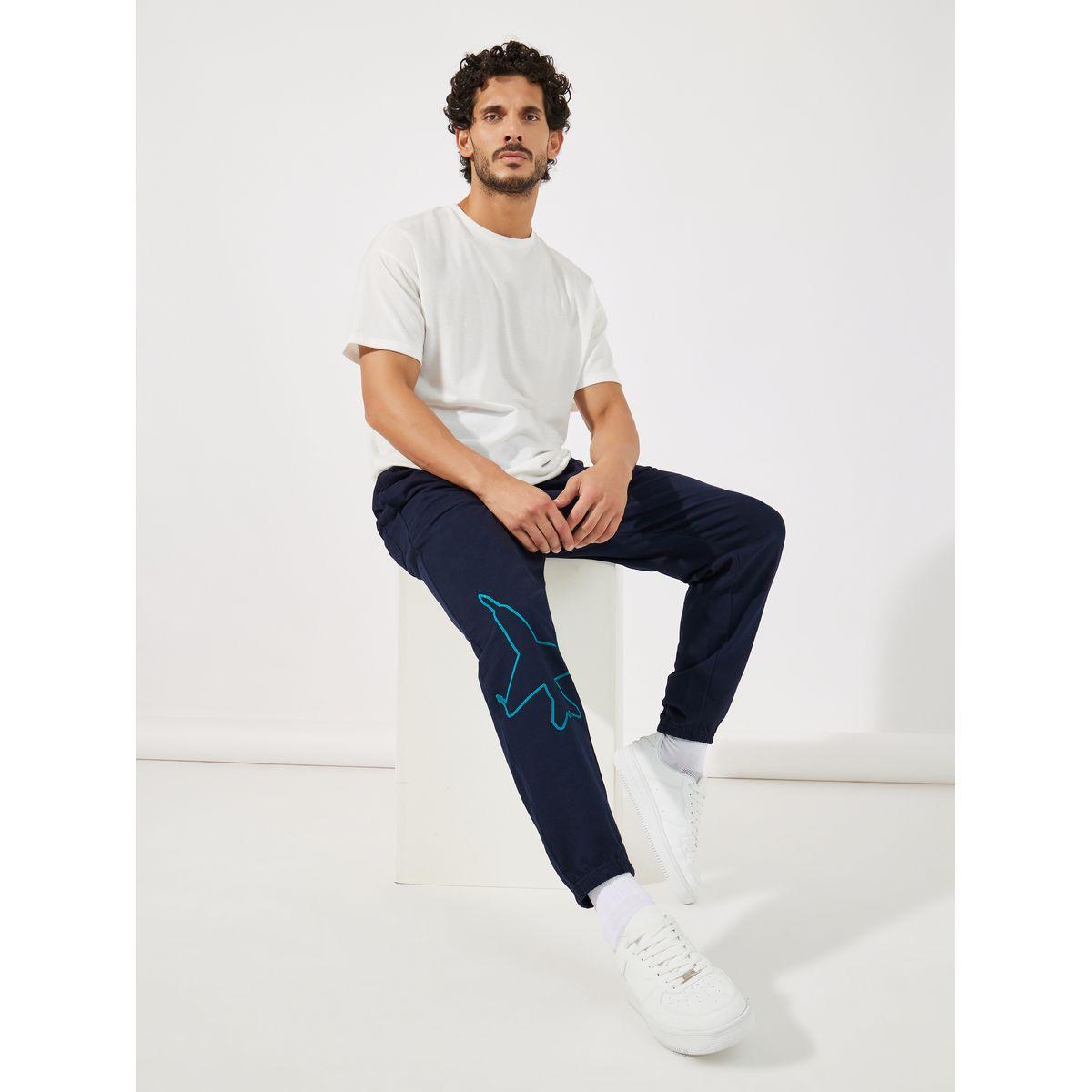 جوغر فضفاض بطبعة شعار الماركة-men-clothing-bottoms-joggers-image-5