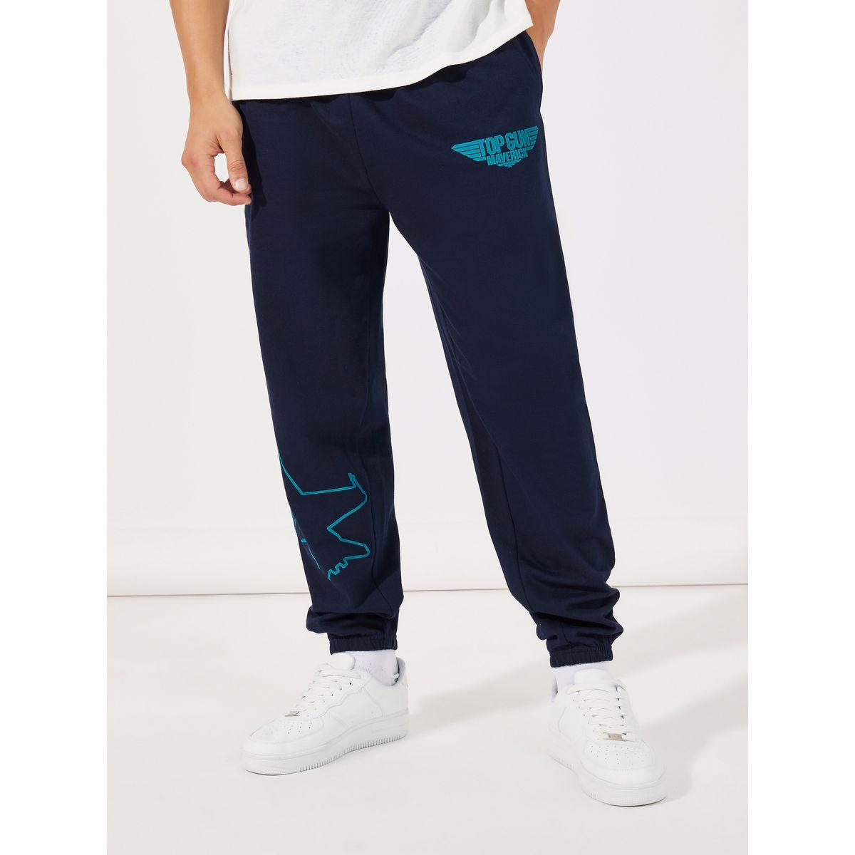 جوغر فضفاض بطبعة شعار الماركة-men-clothing-bottoms-joggers-image-3