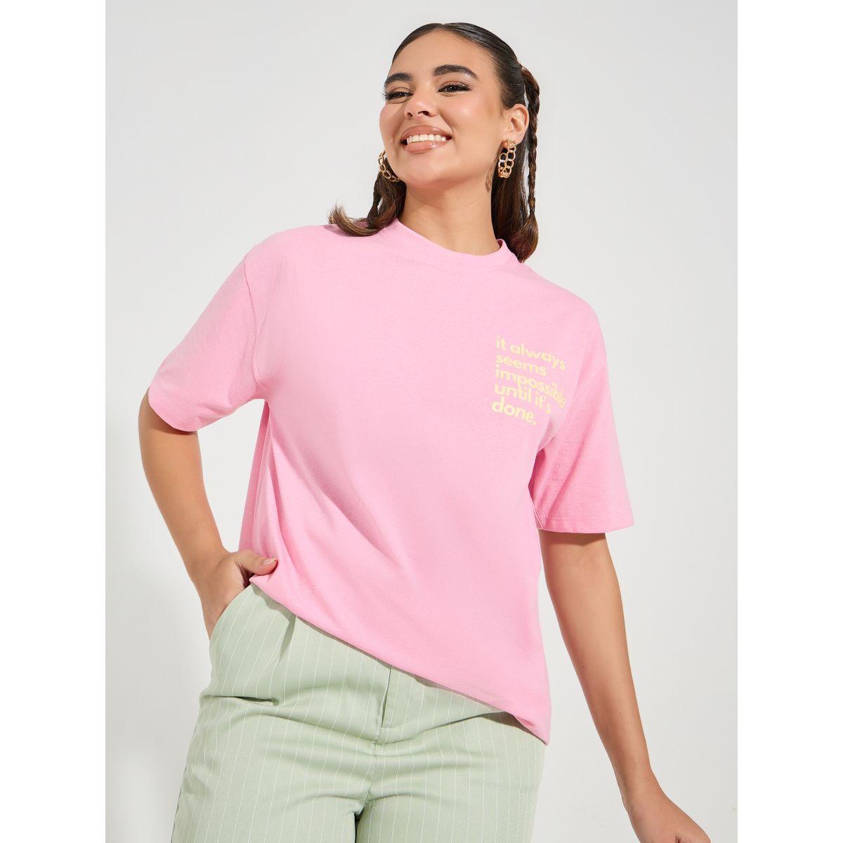 تيشيرت فضفاض بطبعة كتابة واكتاف منخفضة-women-clothing-tshirts-image-1