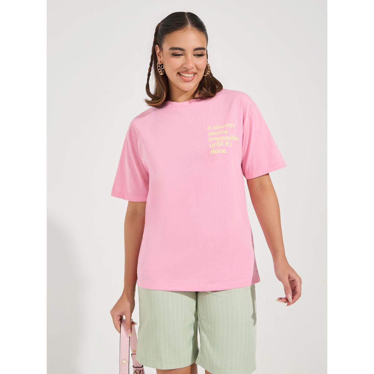 تيشيرت فضفاض بطبعة كتابة واكتاف منخفضة-women-clothing-tshirts-image-3