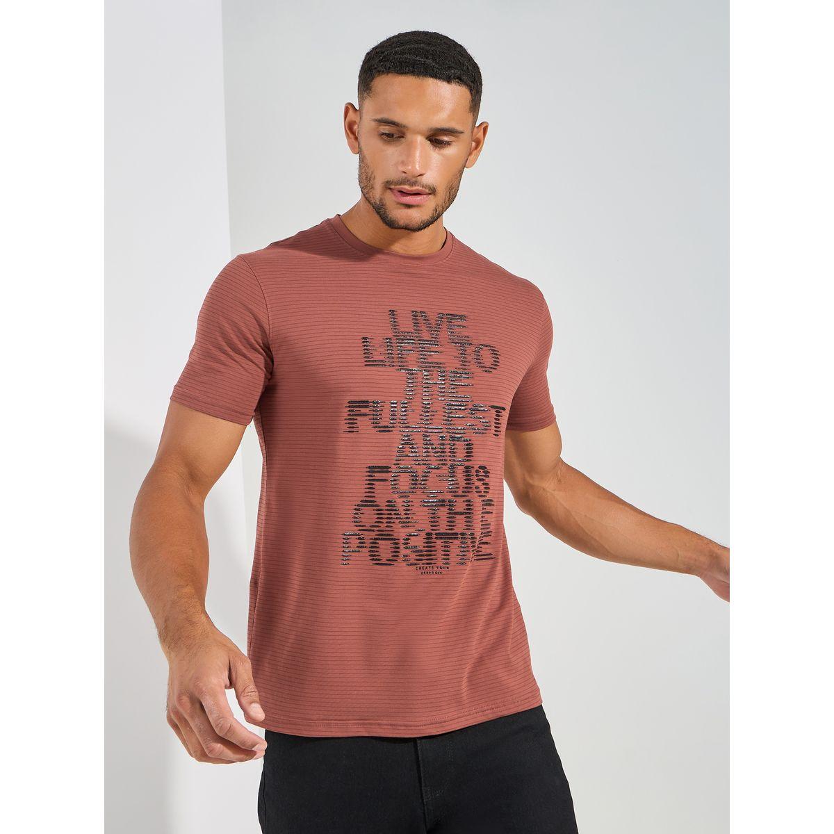 تيشيرت مطبع بطبعة كتابة بليسمنت فورت كولينز × ستايلي-men-clothing-tshirtsandpolos-tshirts-image-1