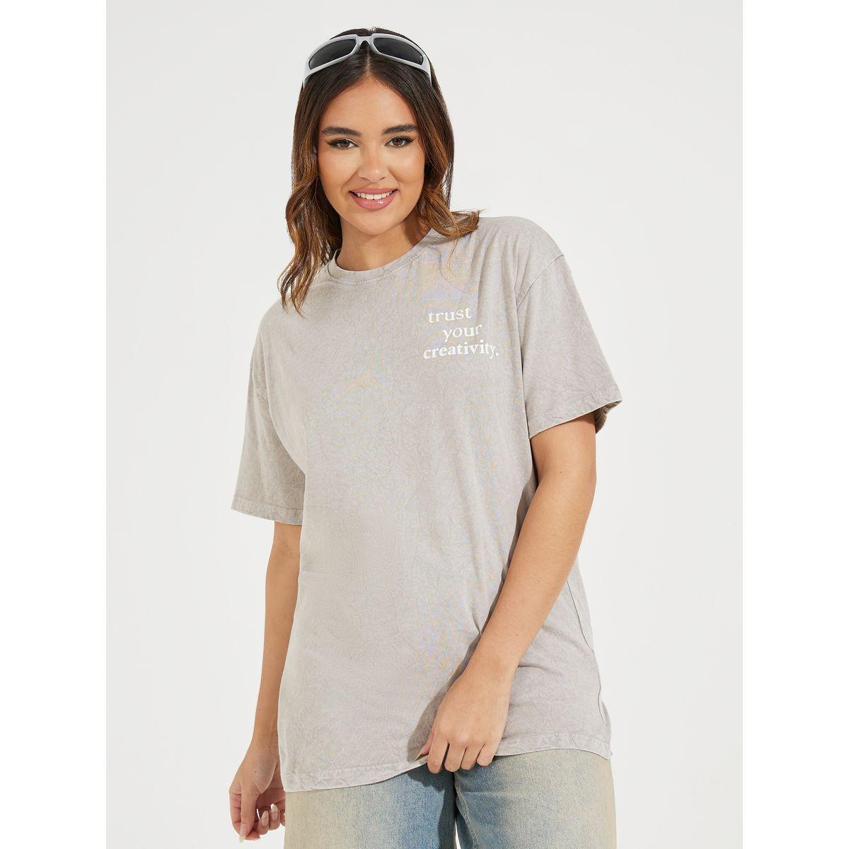 تيشيرت فضفاض بطبعة كتابة واكتاف منخفضة-women-clothing-tshirts-image-3