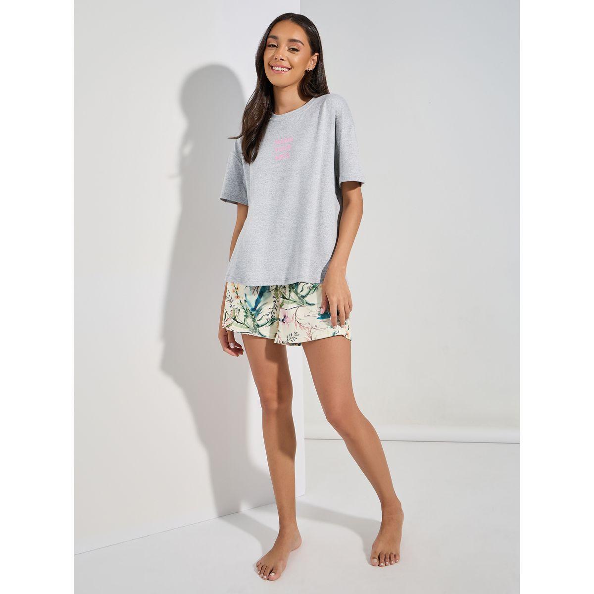 مجموعة من شورت بطبعة زهور وتيشيرت باكتاف منخفضة-women-clothing-nightwear-pyjamas-shortsets-image-2