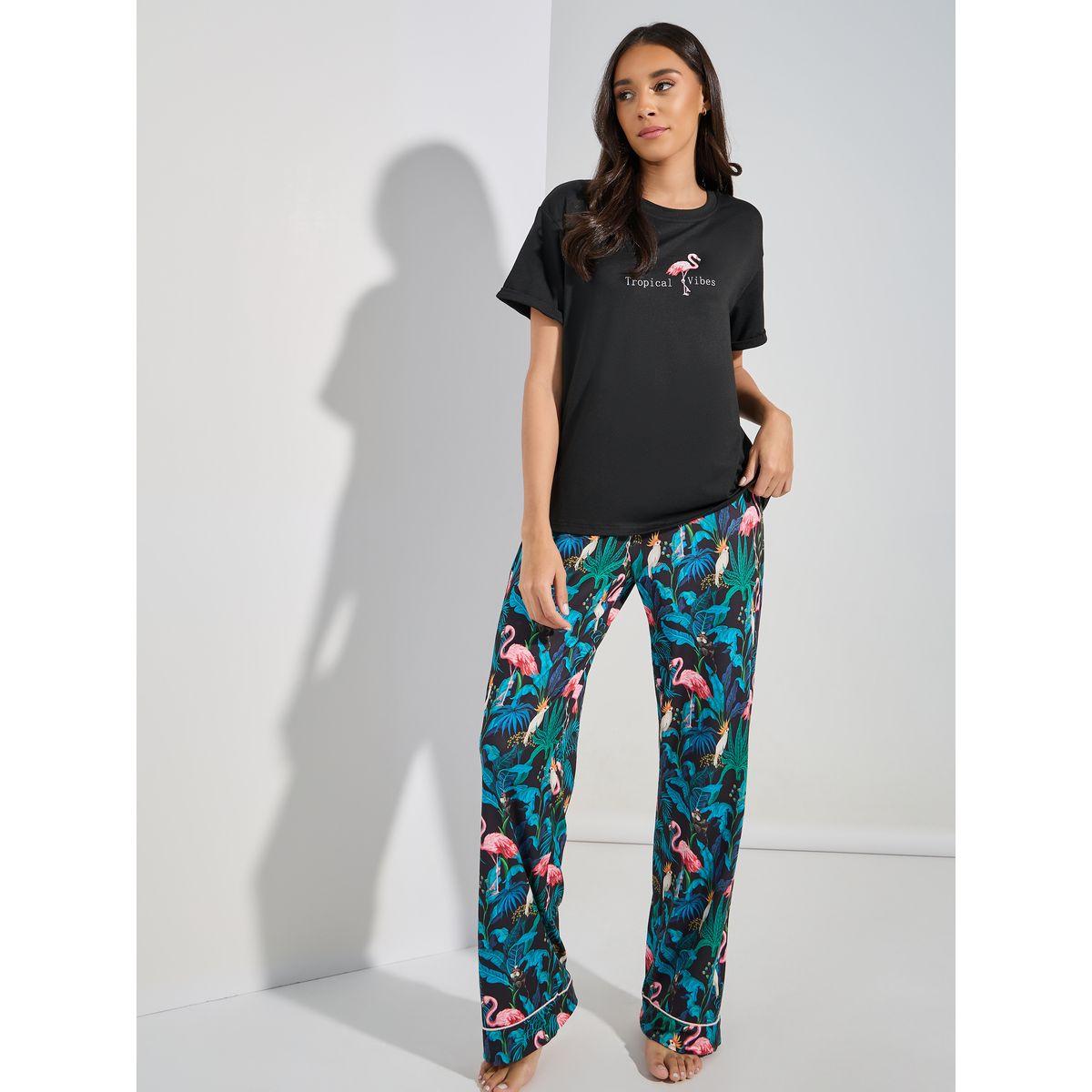 طقم من بنطال بيجاما مع تيشيرت بطبعة فلامنجو-women-clothing-nightwear-pyjamas-longsets-image-1
