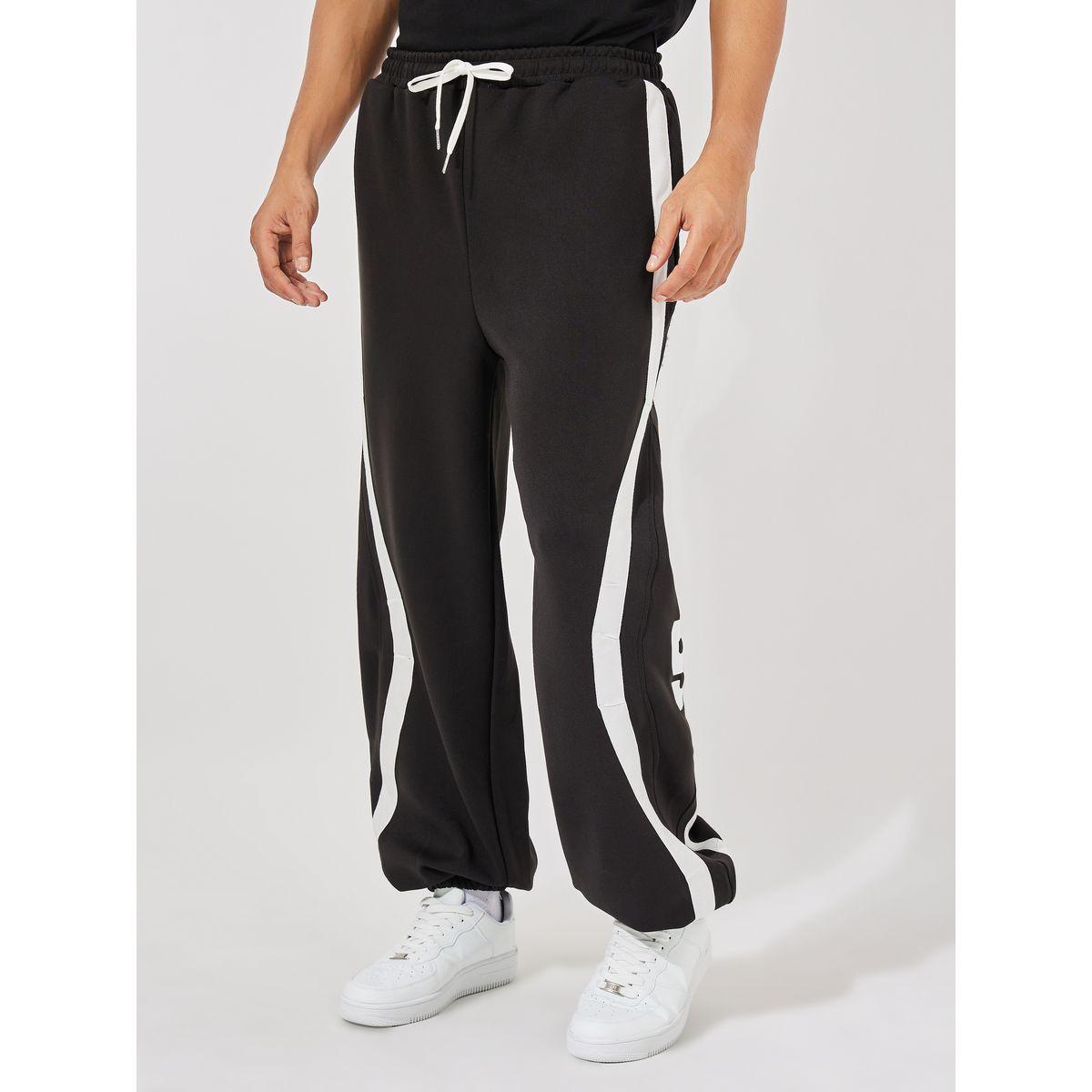 جوغر فضفاض بتفاصيل محبوكة وتداخلات مُتباينة-men-clothing-bottoms-joggers-image-6