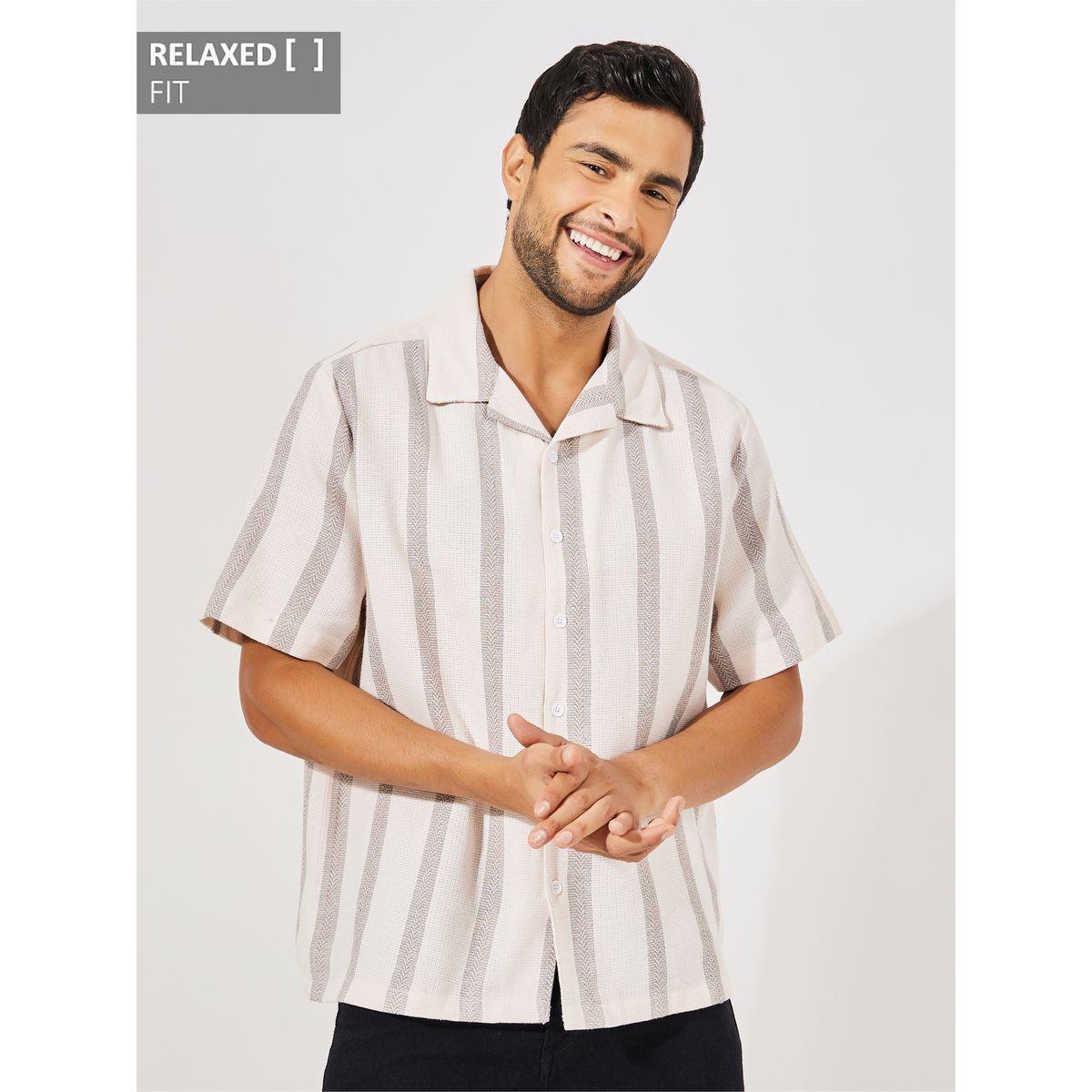 قميص مخطط بياقة ريزورت وقصة مريحة-men-clothing-shirts-image-1