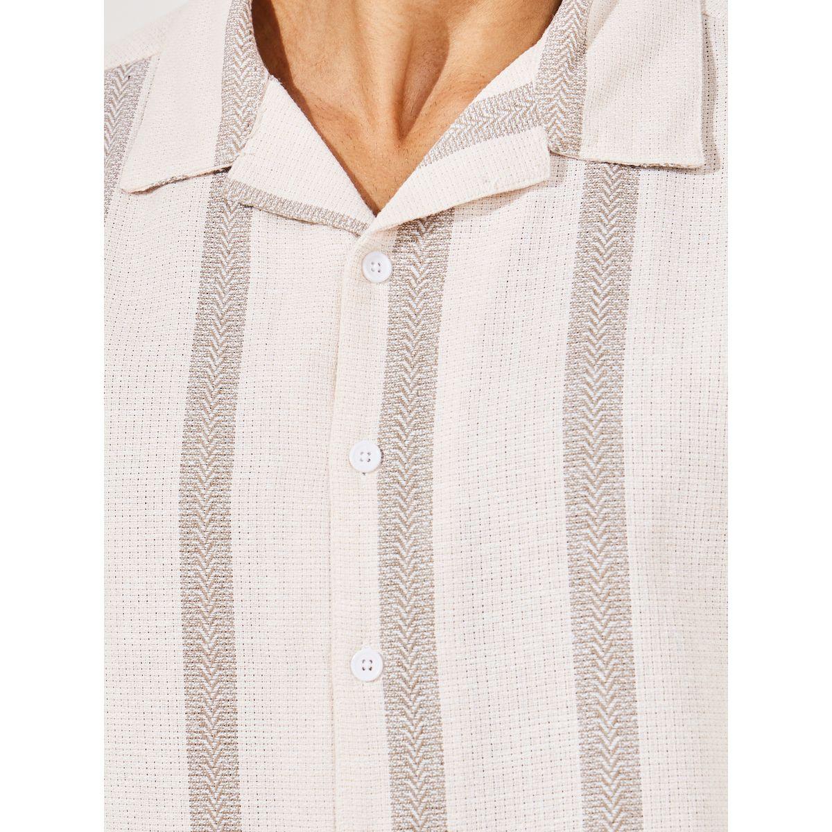 قميص مخطط بياقة ريزورت وقصة مريحة-men-clothing-shirts-image-3