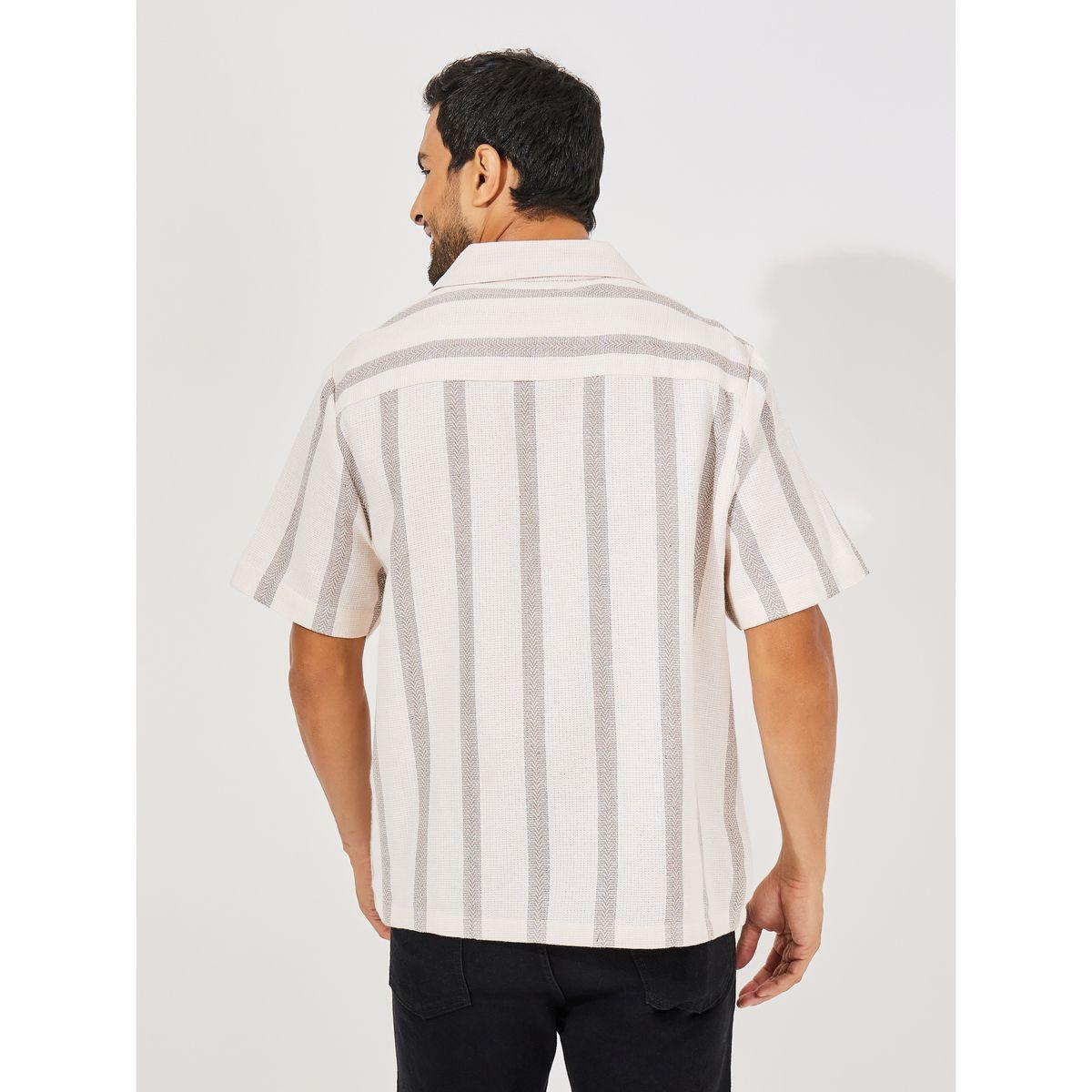 قميص مخطط بياقة ريزورت وقصة مريحة-men-clothing-shirts-image-4