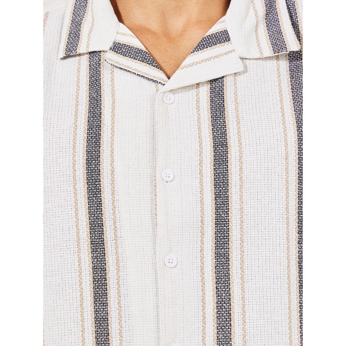 قميص مخطط بياقة ريزورت وقصة مريحة-men-clothing-shirts-image-3