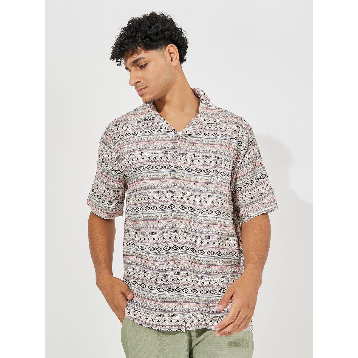 قميص بياقة ريزورت وقصة مريحة-men-clothing-shirts-image-3