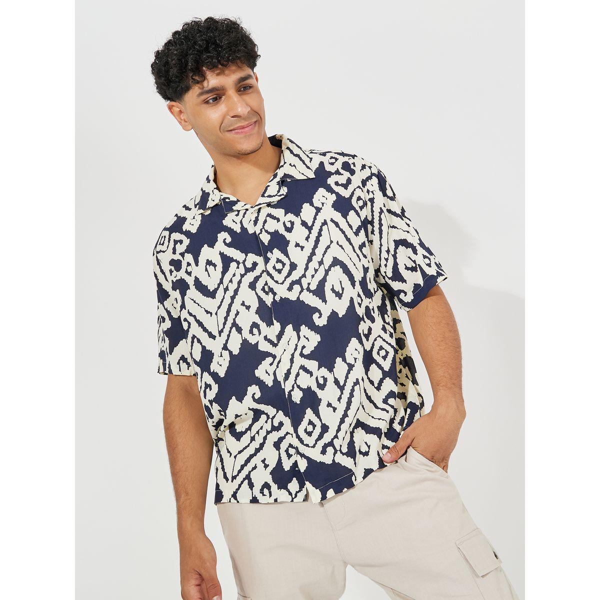 بلوزة بطبعة مجردة وياقة ريزورت مع قصة مريحة-men-clothing-shirts-image-3