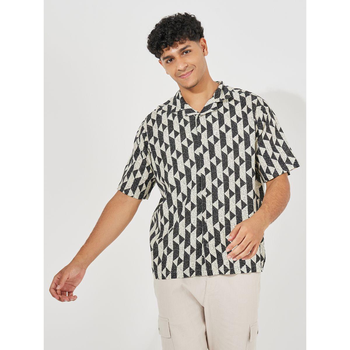 قميص بياقة ريزورت وقصة مريحة-men-clothing-shirts-image-2