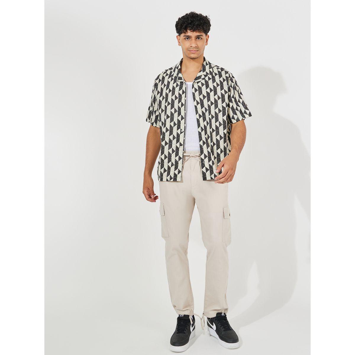 قميص بياقة ريزورت وقصة مريحة-men-clothing-shirts-image-3