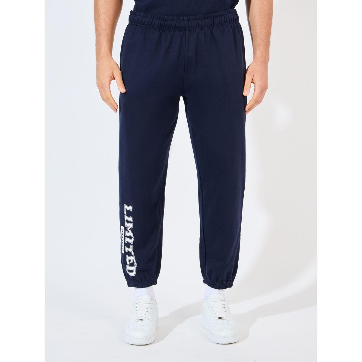 طقم منسق من جوغر مع تيشيرت جيرسيه بطبعة فارسيتي-men-clothing-coordsets-image-3