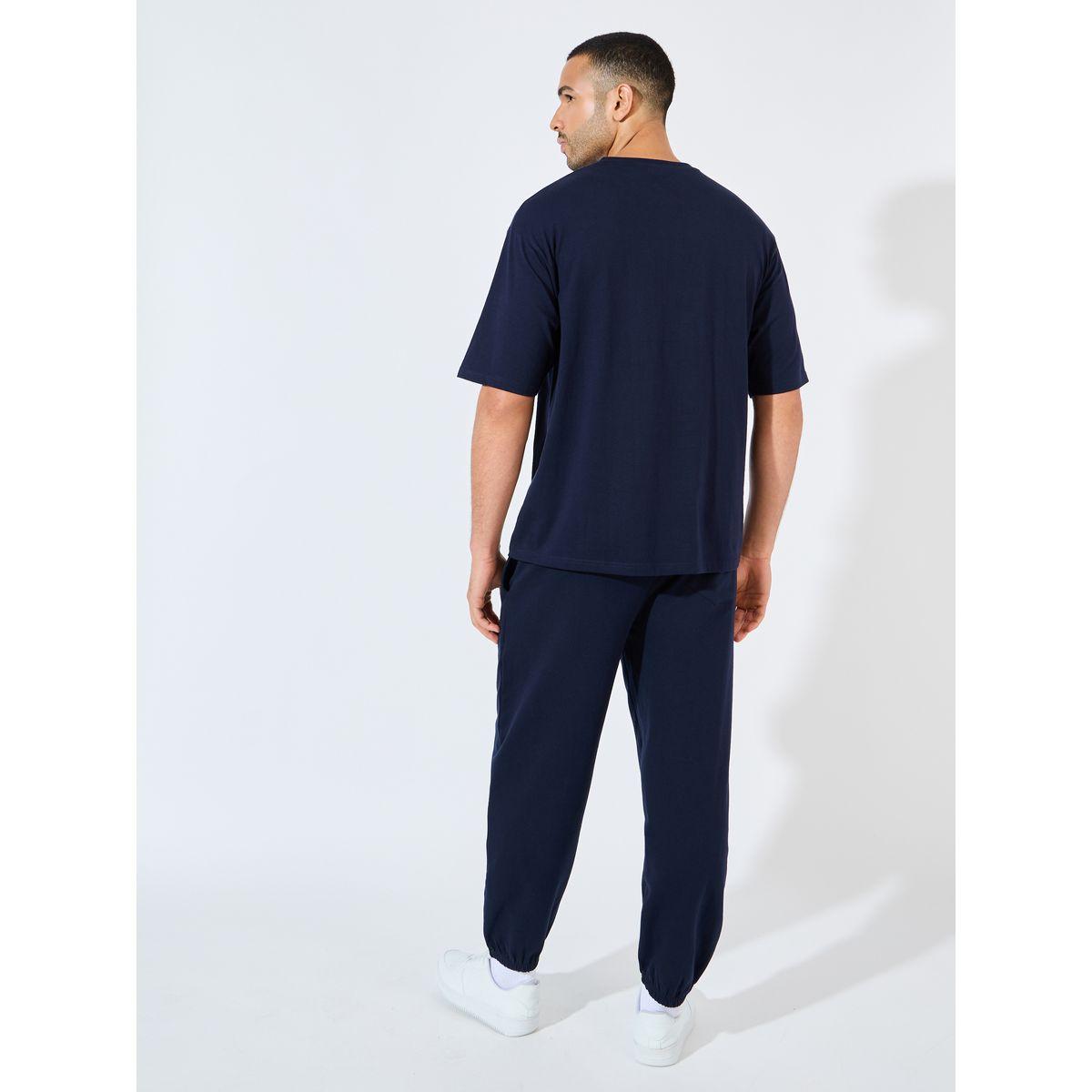 طقم منسق من جوغر مع تيشيرت جيرسيه بطبعة فارسيتي-men-clothing-coordsets-image-5