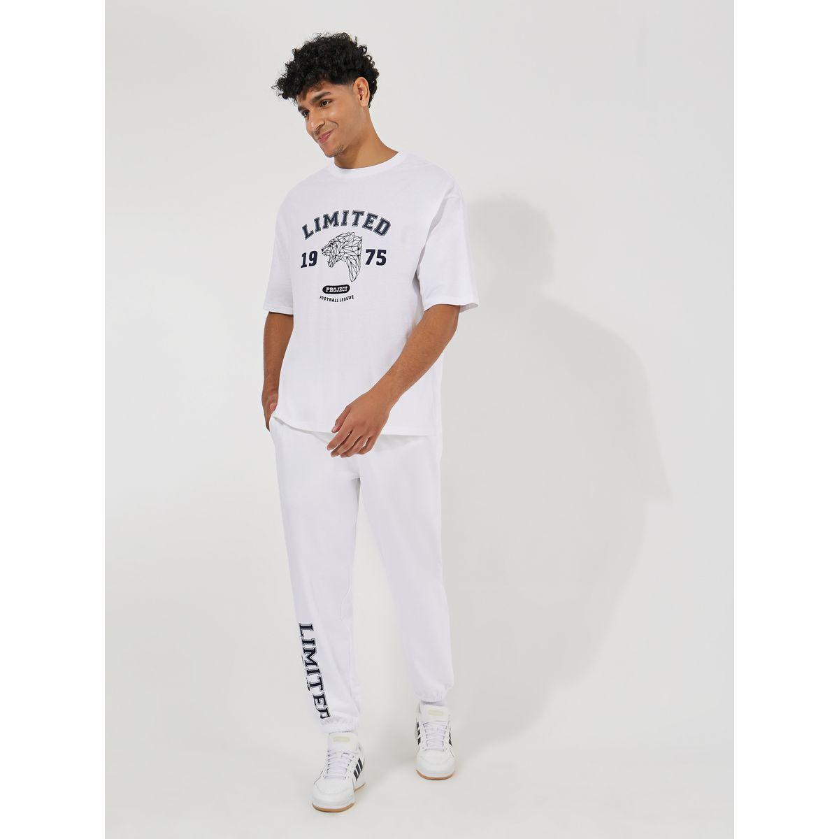طقم منسق من جوغر مع تيشيرت فضفاض بطبعة فارسيتي-men-clothing-coordsets-image-1
