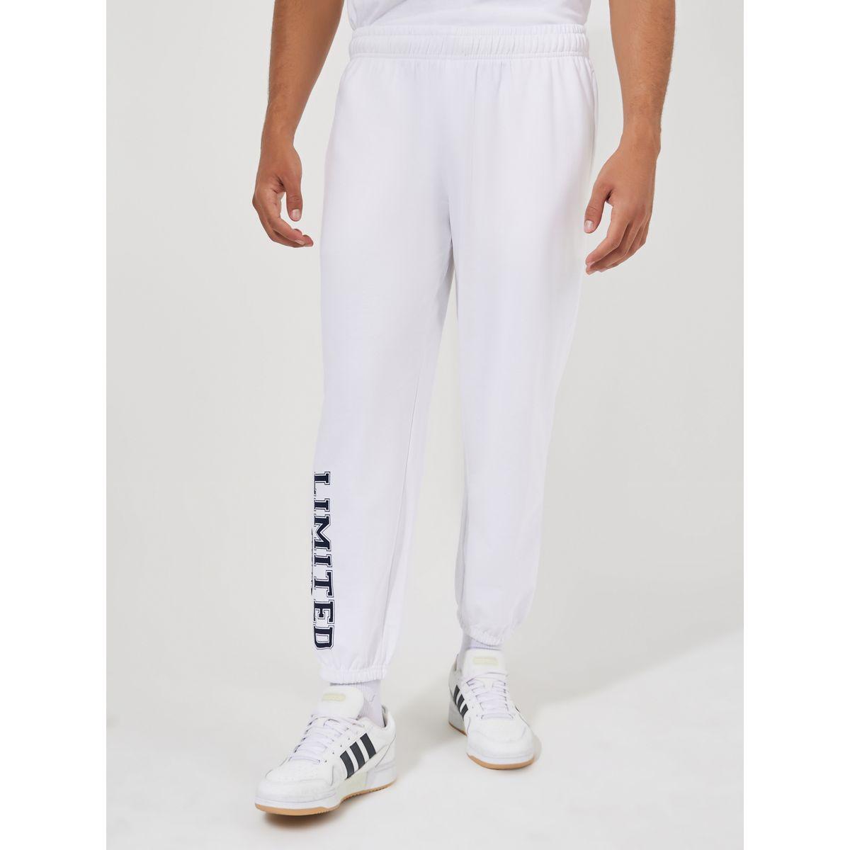 طقم منسق من جوغر مع تيشيرت فضفاض بطبعة فارسيتي-men-clothing-coordsets-image-5