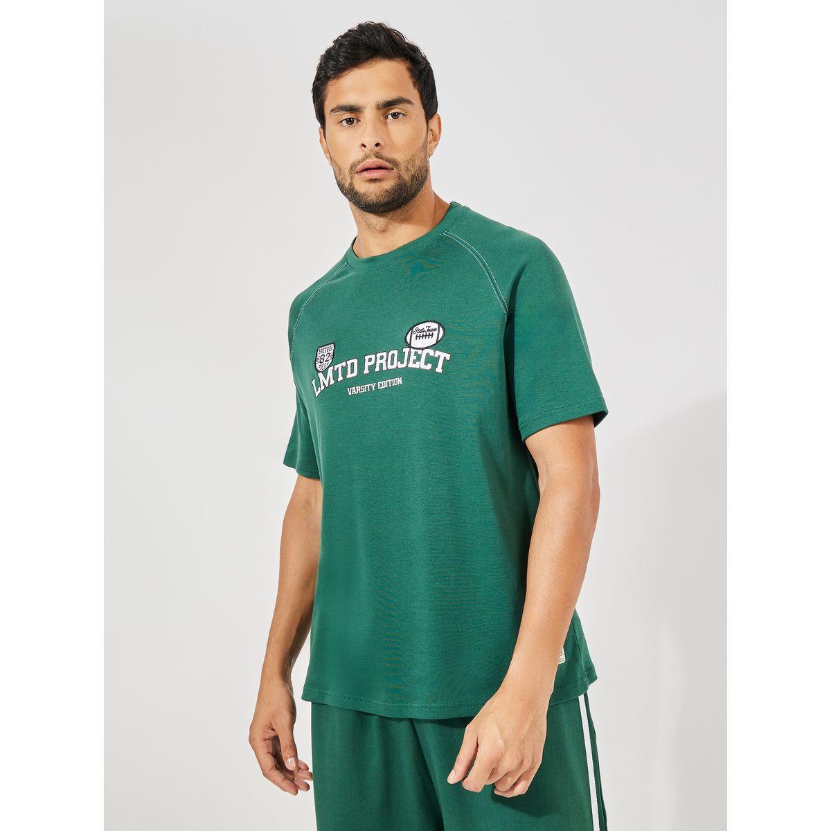 جوغر بارجل واسعة مع تيشيرت فضفاض بطبعة فارسيتي-men-clothing-coordsets-image-2