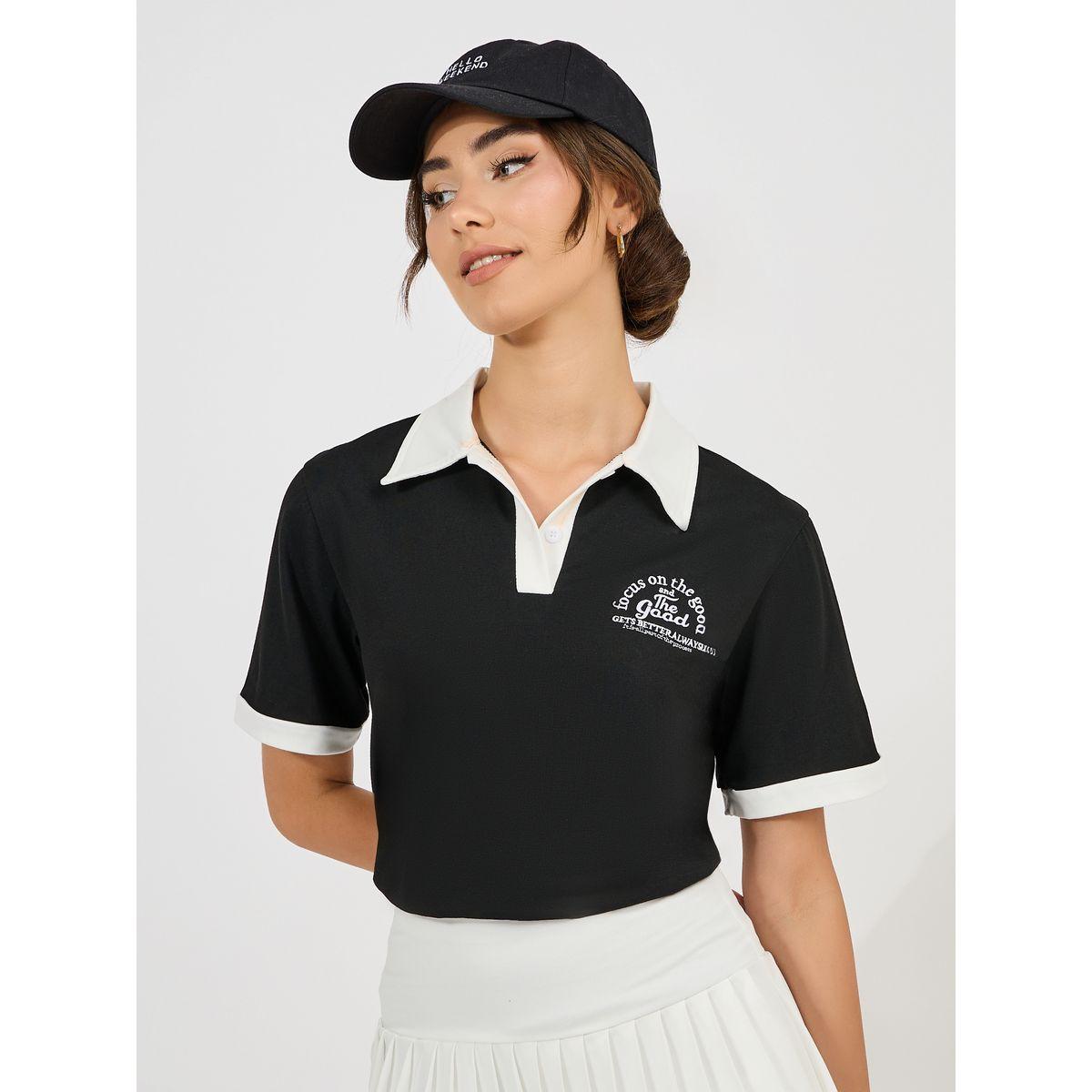 تيشيرت بياقة بولو مع قصة عادية وكتابة مُطرّزة-women-clothing-tshirts-image-1
