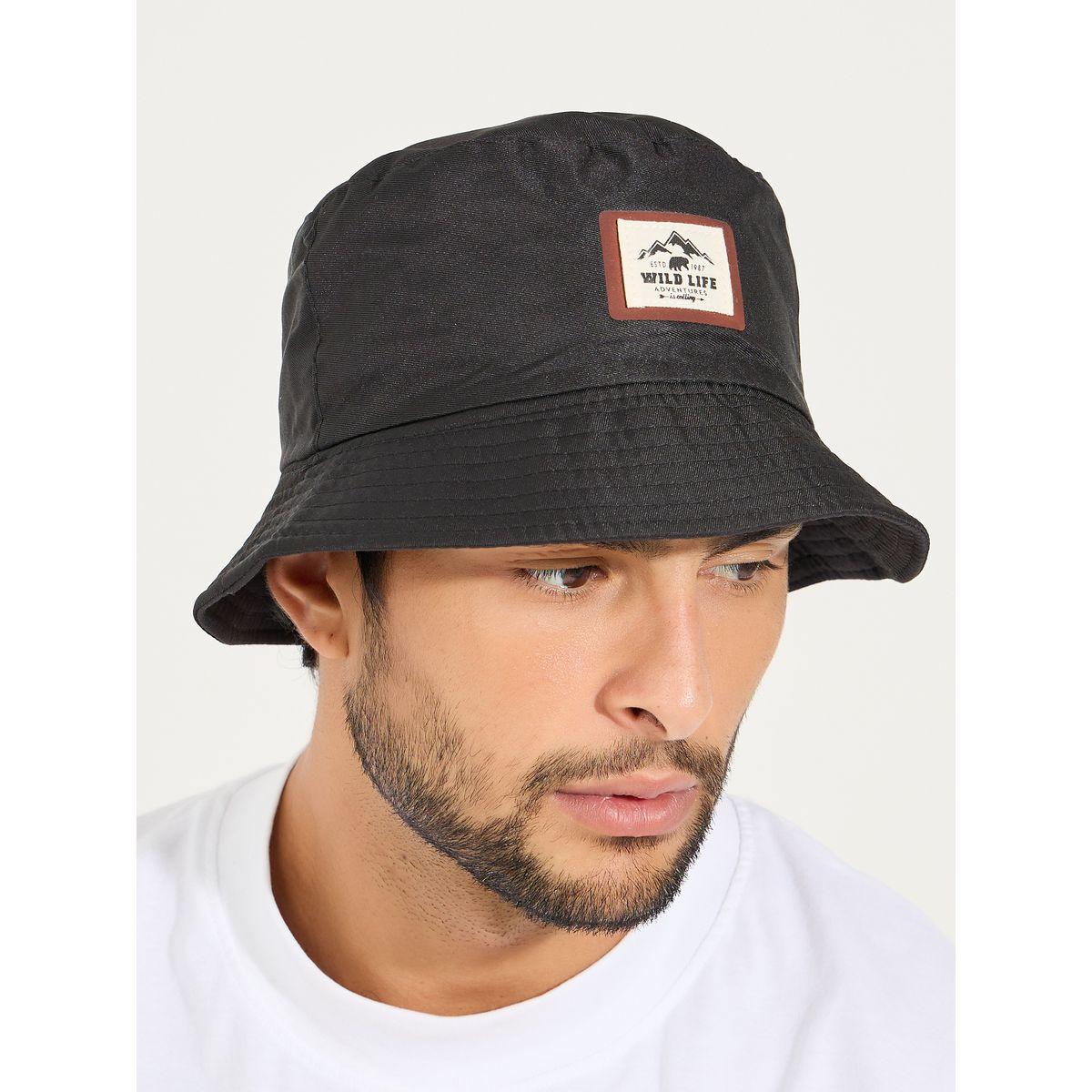قبعة بنمط دلو مزينة بشارة-men-caps-image-2