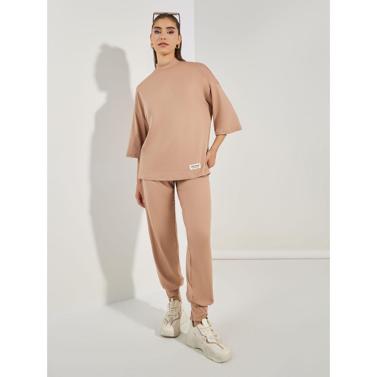 طقم منسق من جوغر مع تيشيرت بقصة مريحة-women-clothing-coordsets-image-1