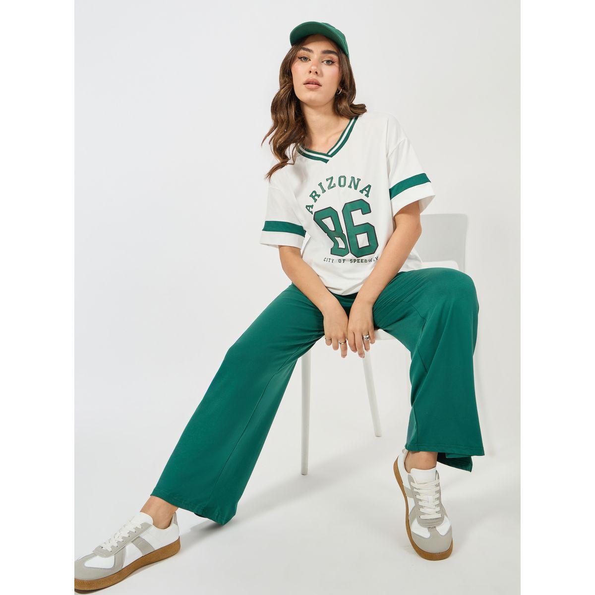 طقم منسق من جوغر بارجل واسعة وتيشيرت بطبعة فارسيتي-women-clothing-coordsets-image-1