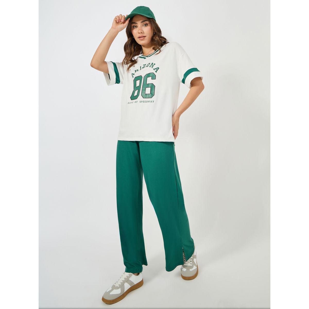 طقم منسق من جوغر بارجل واسعة وتيشيرت بطبعة فارسيتي-women-clothing-coordsets-image-2