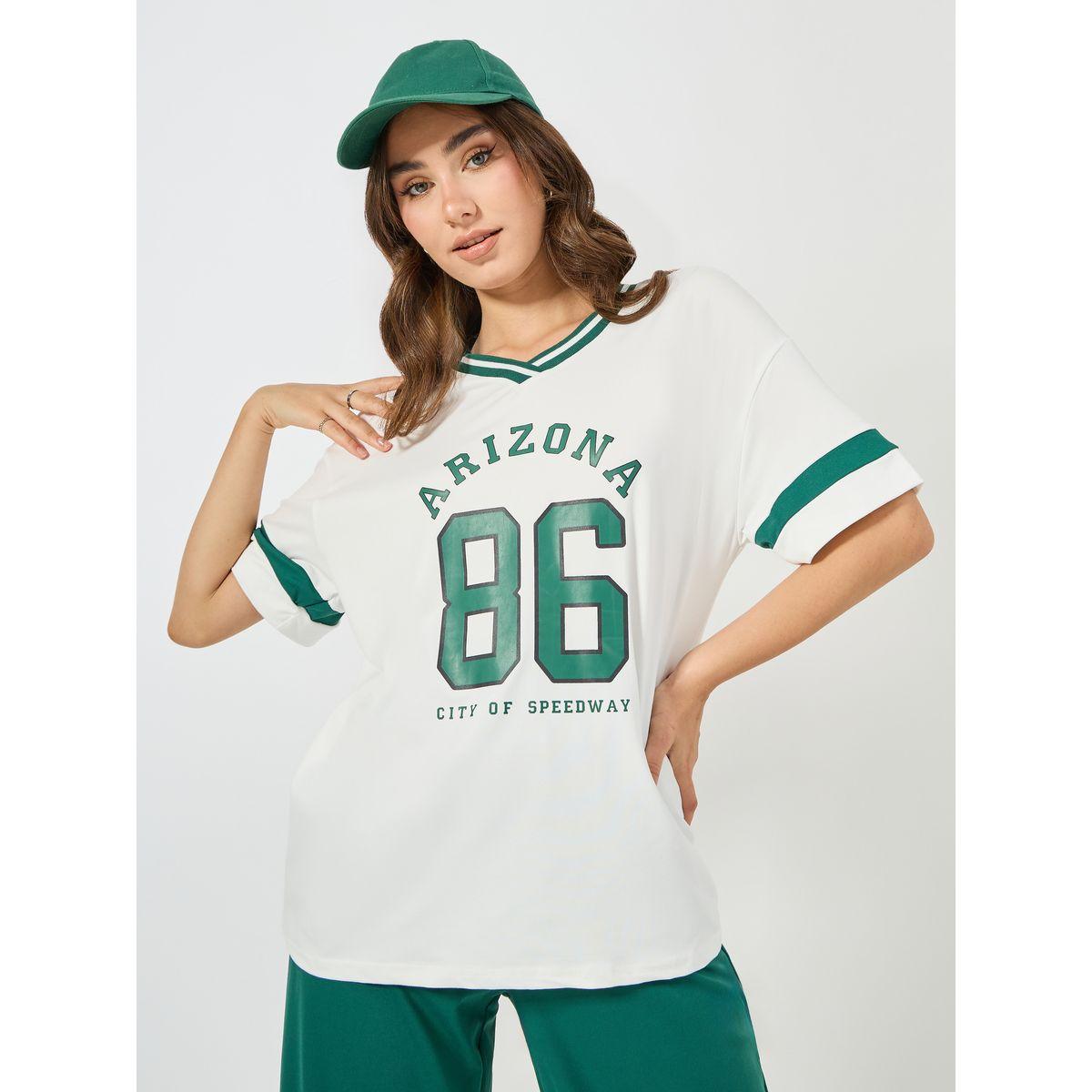 طقم منسق من جوغر بارجل واسعة وتيشيرت بطبعة فارسيتي-women-clothing-coordsets-image-3