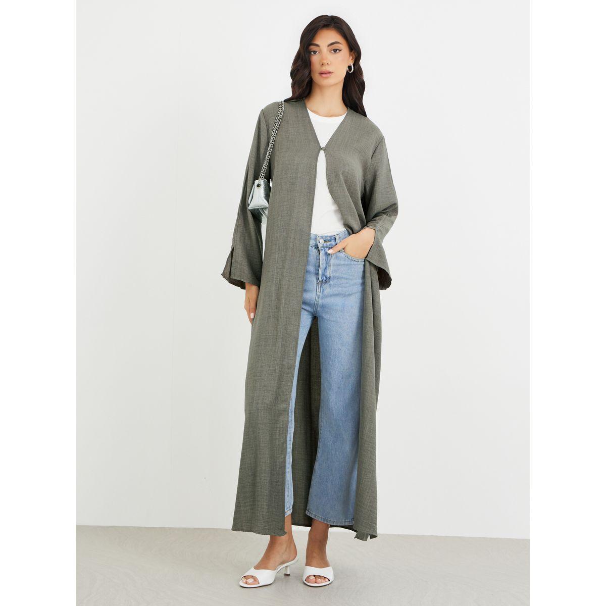 أميرة x ستايلي عباية بحافة واسعة وتفاصيل أكمام بشق مع زر-women-arabicclothing-abayas-image-1