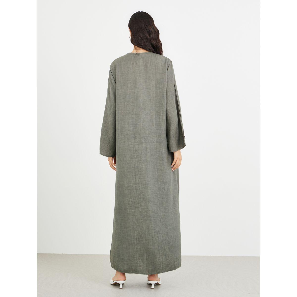 أميرة x ستايلي عباية بحافة واسعة وتفاصيل أكمام بشق مع زر-women-arabicclothing-abayas-image-5
