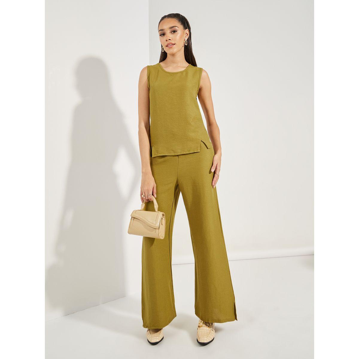 طقم منسق من بنطال بارجل واسعة وبلوزة بلا اكمام-women-clothing-coordsets-image-1