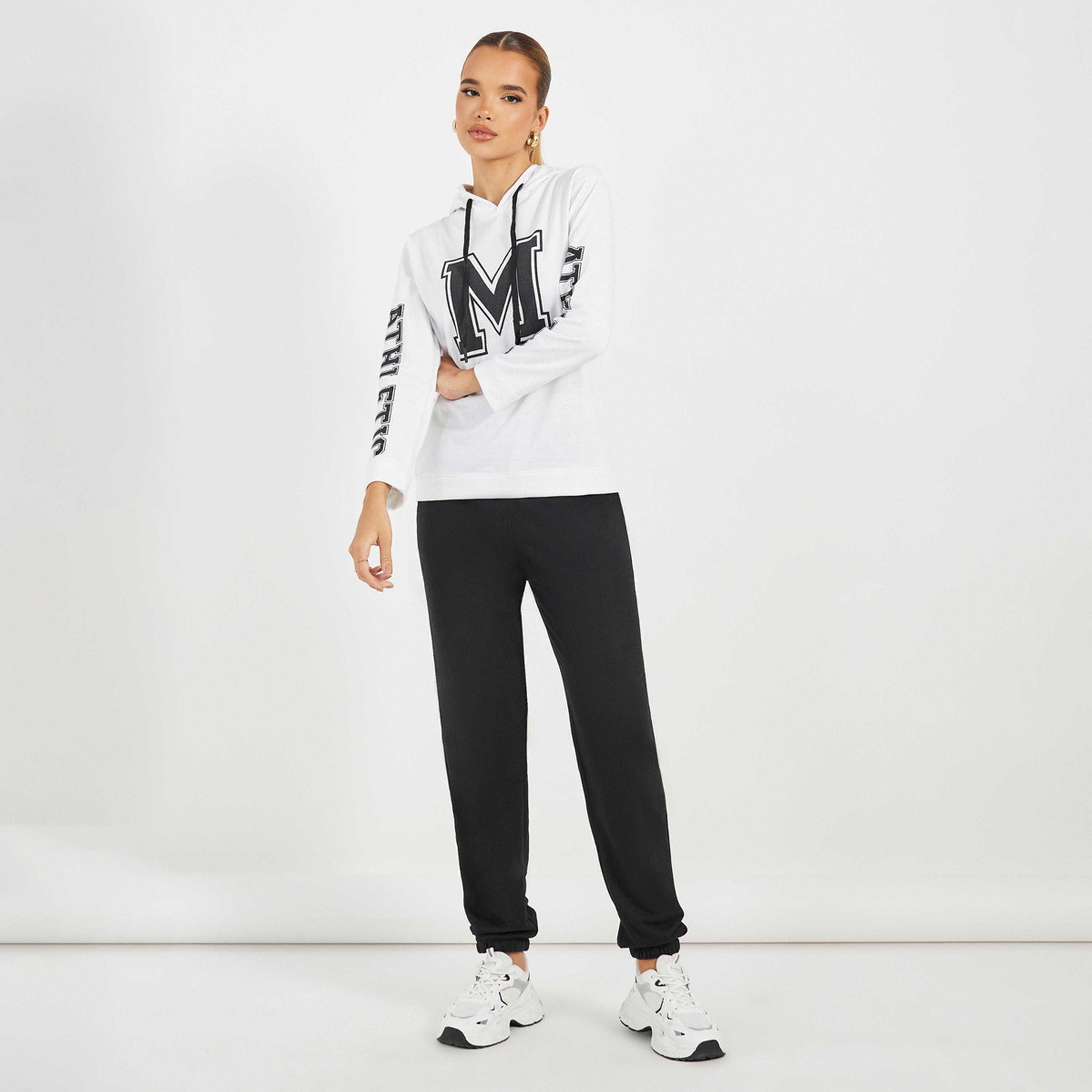 ستايلي - طقم هودي بطبعة شعار مع بنطال رياضي بأساور-women-clothing-coordsets-image-1