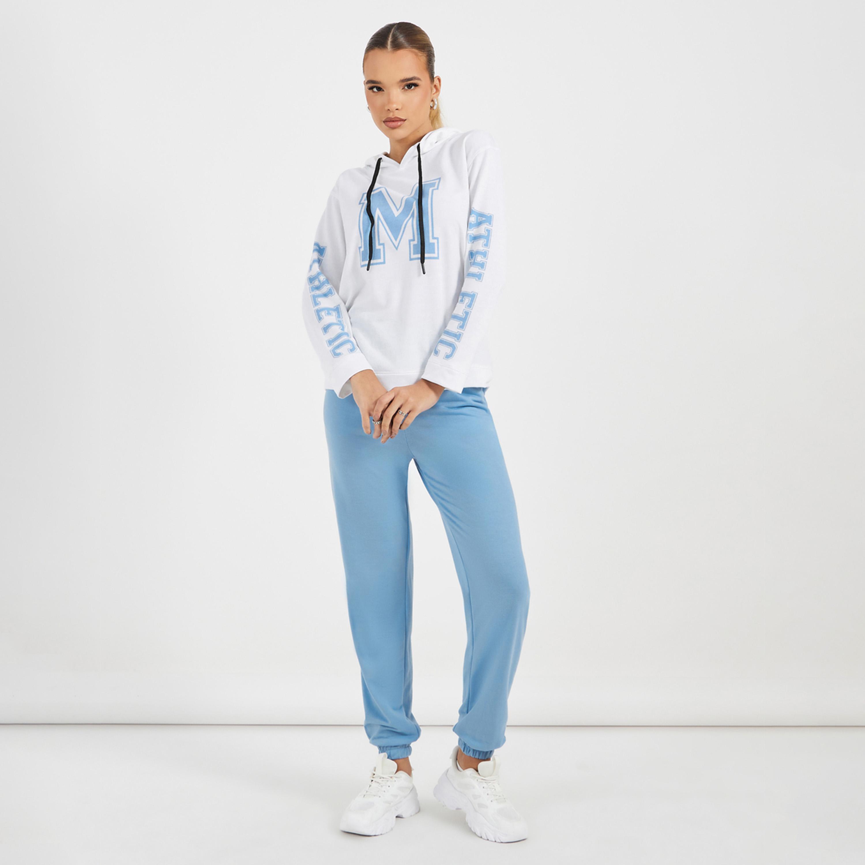 ستايلي - طقم هودي بطبعة شعار مع بنطال رياضي بأساور-women-clothing-coordsets-image-1