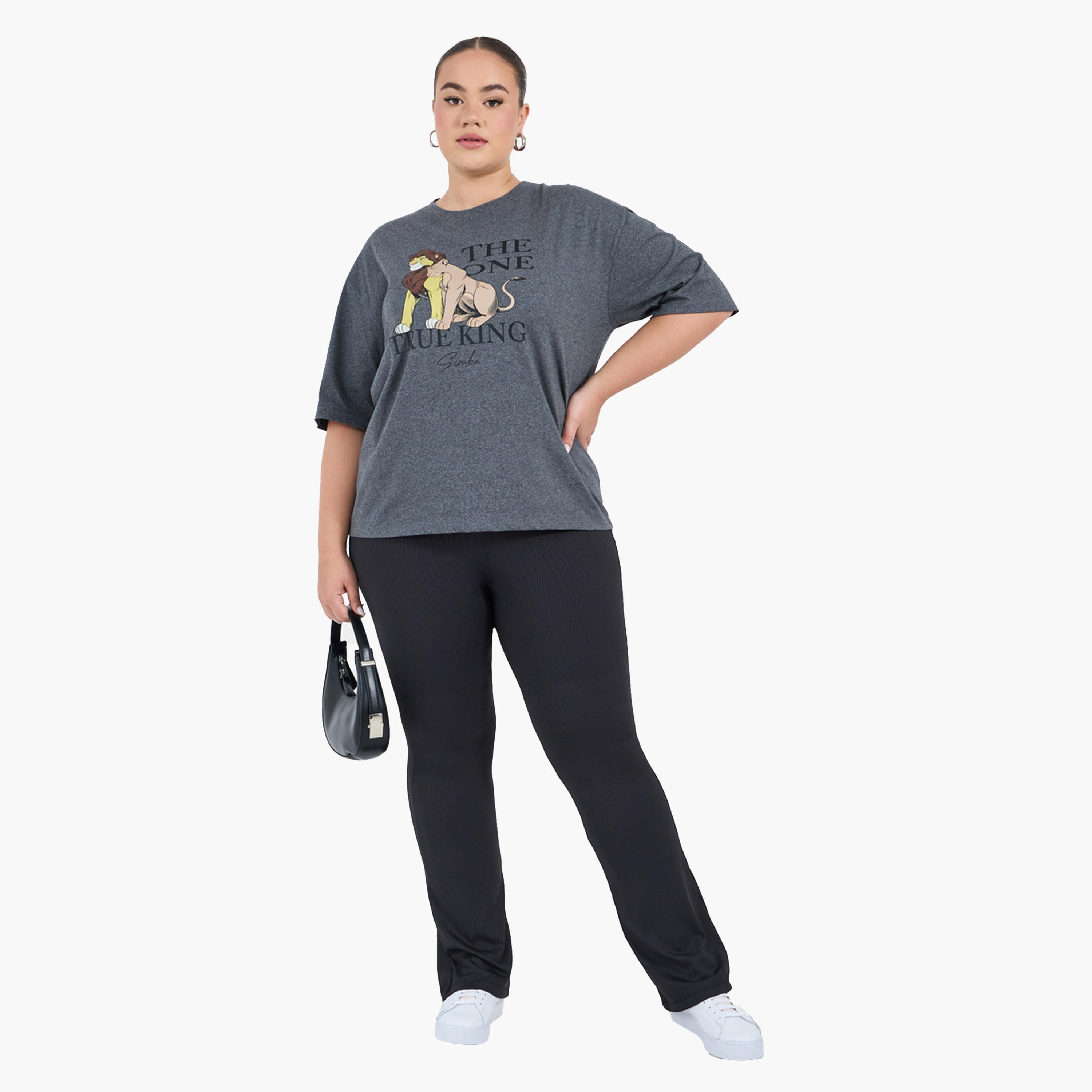 ستايلي - تي شيرت بطبعة جرافيكية وياقة دائرية بمقاس كبير-women-clothing-tshirts-image-2